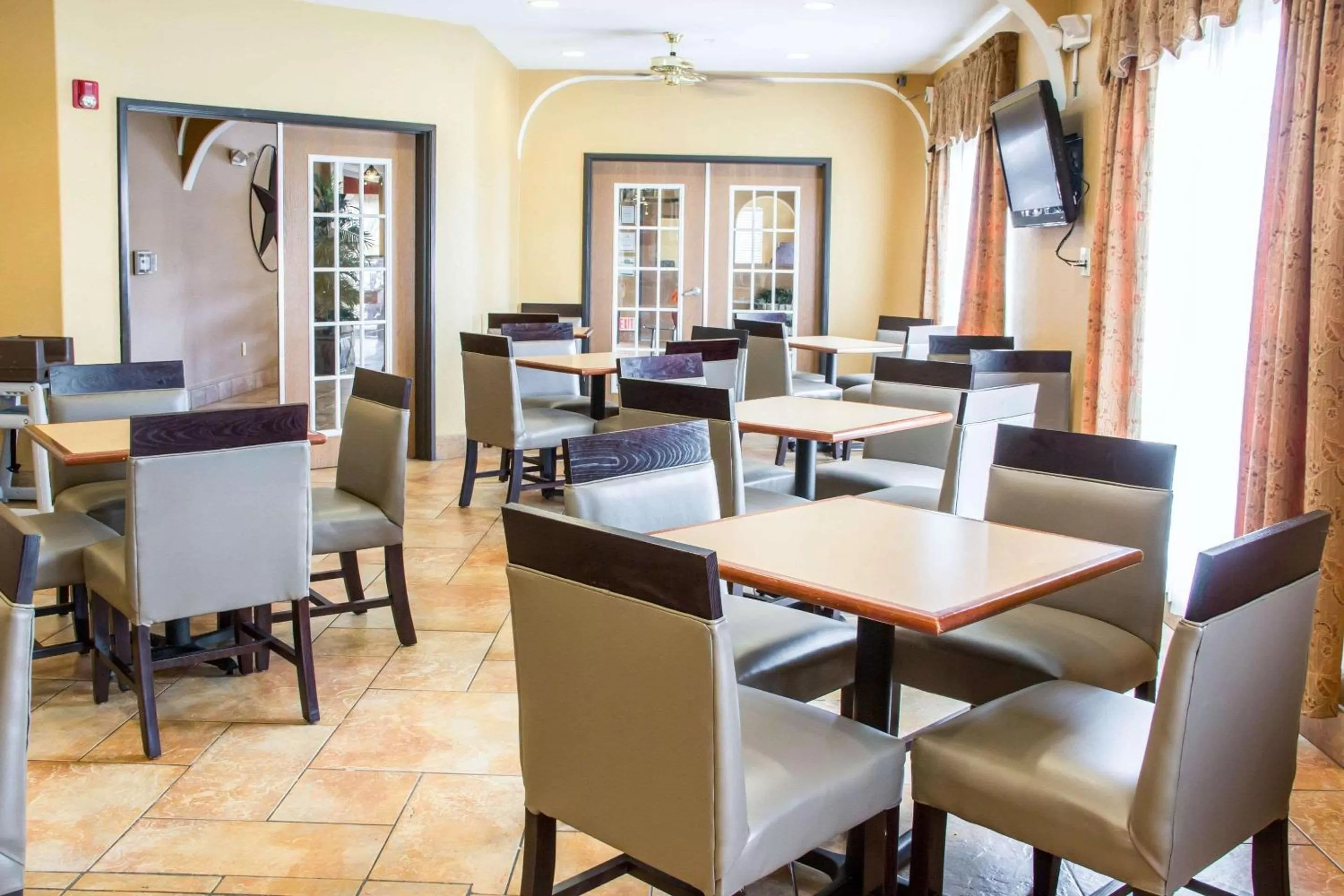 Breakfast in Comfort Suites Near Seaworld