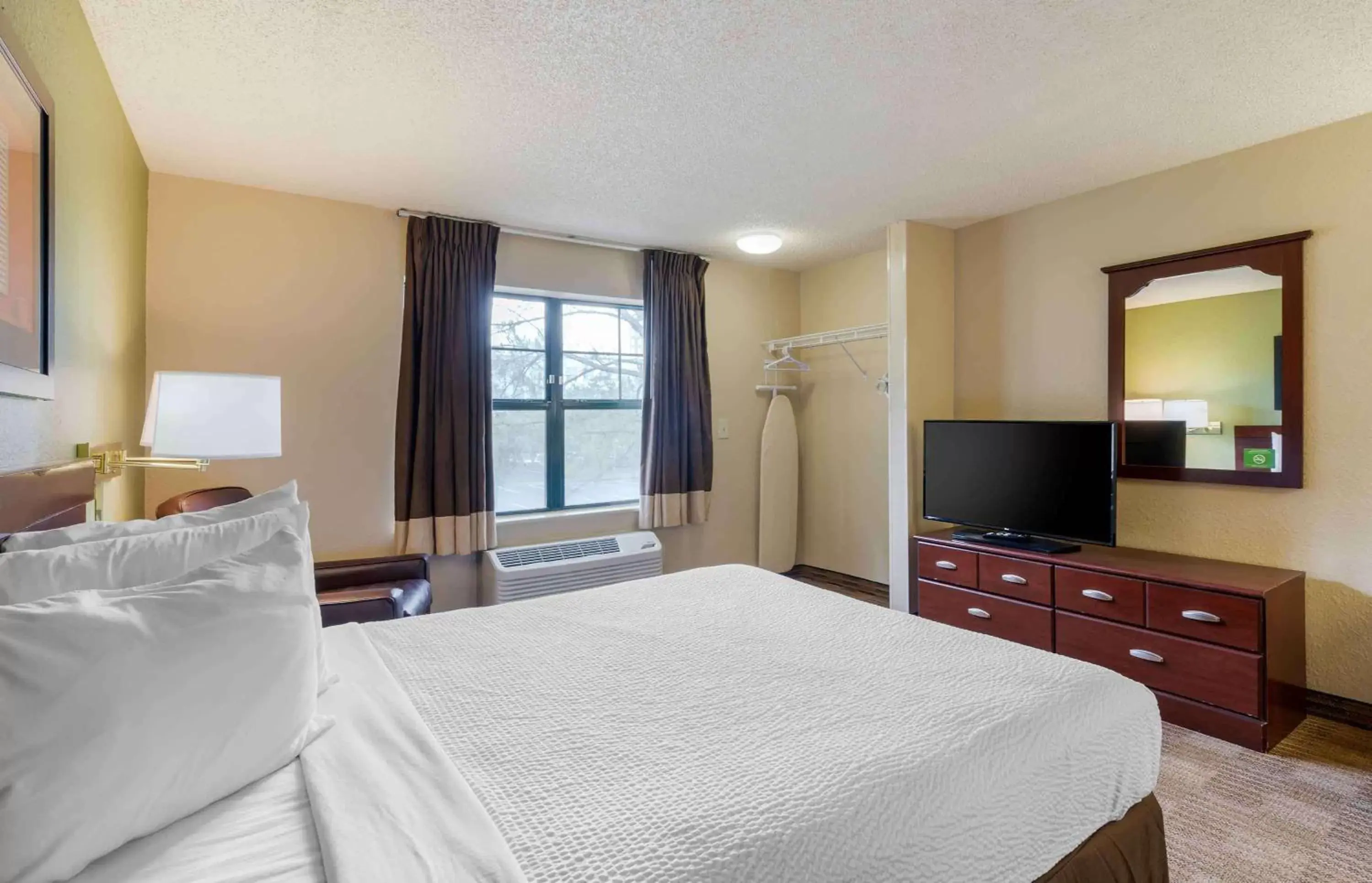 Bedroom, Bed in Extended Stay America - Orlando - Maitland - 1760 Pembrook Dr.