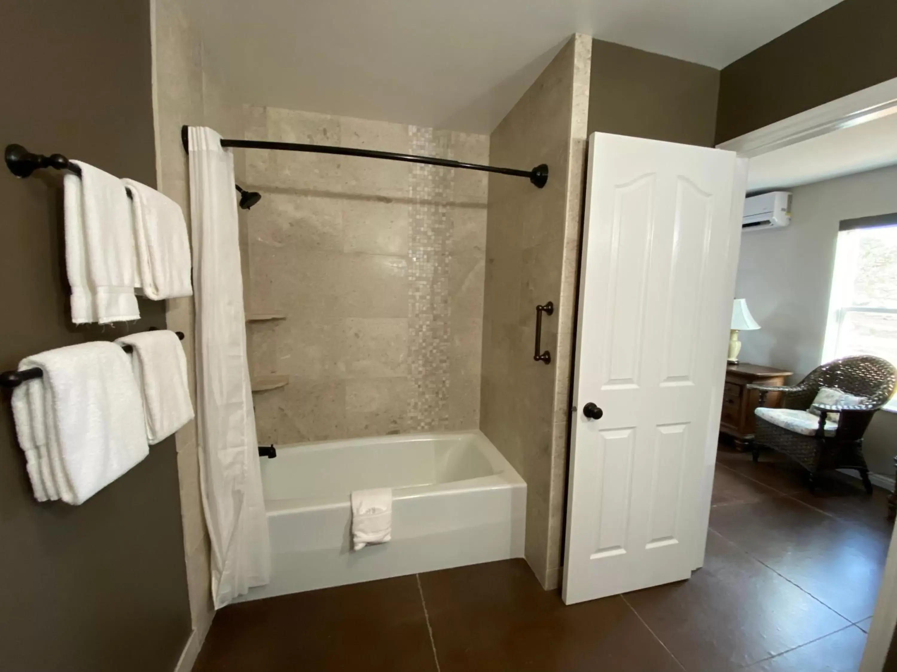 Shower, Bathroom in SkyRidge Inn