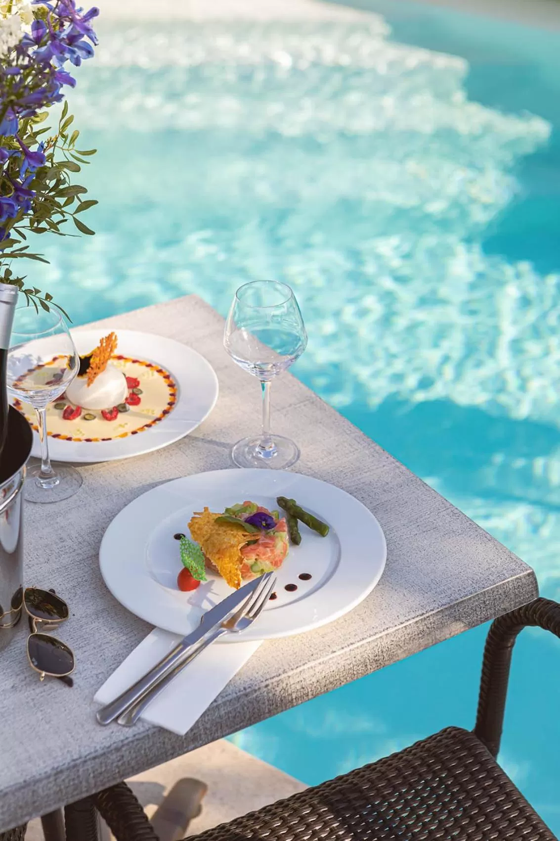 Restaurant/places to eat in Contact Hôtels Les Pierres Dorées