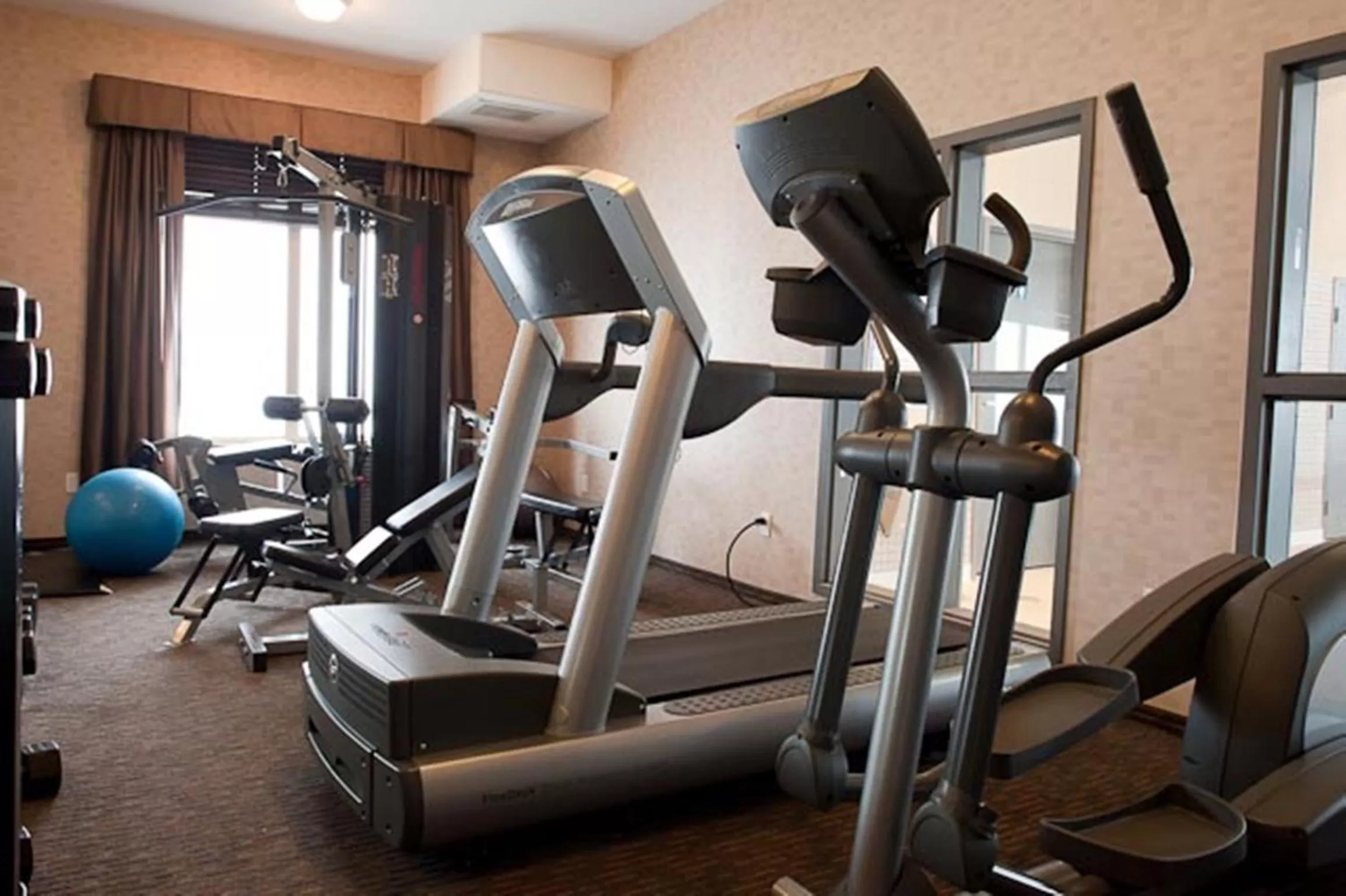Fitness centre/facilities in Paradise Inn and Suites