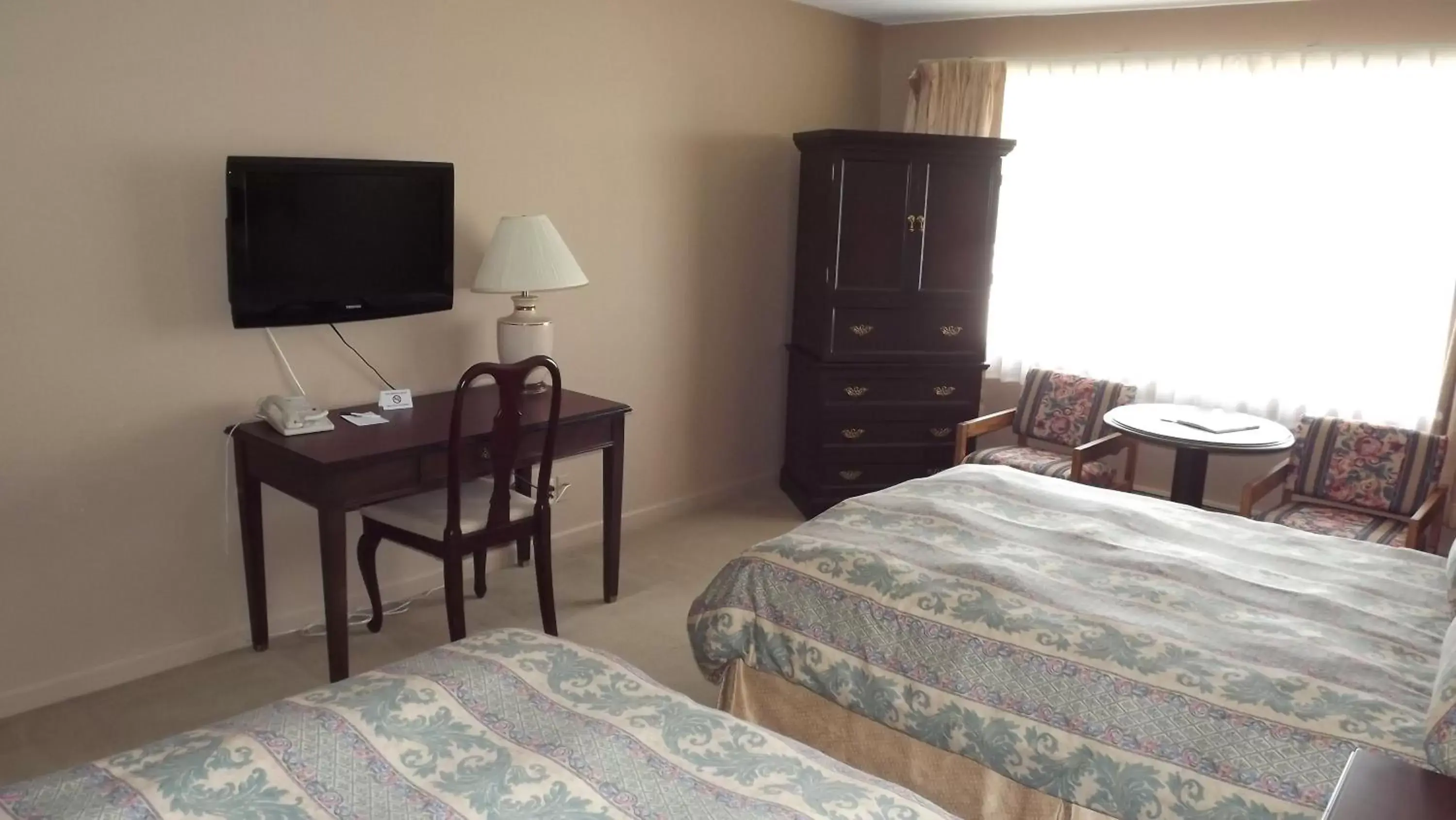 Photo of the whole room, Bed in The Pacific Inn