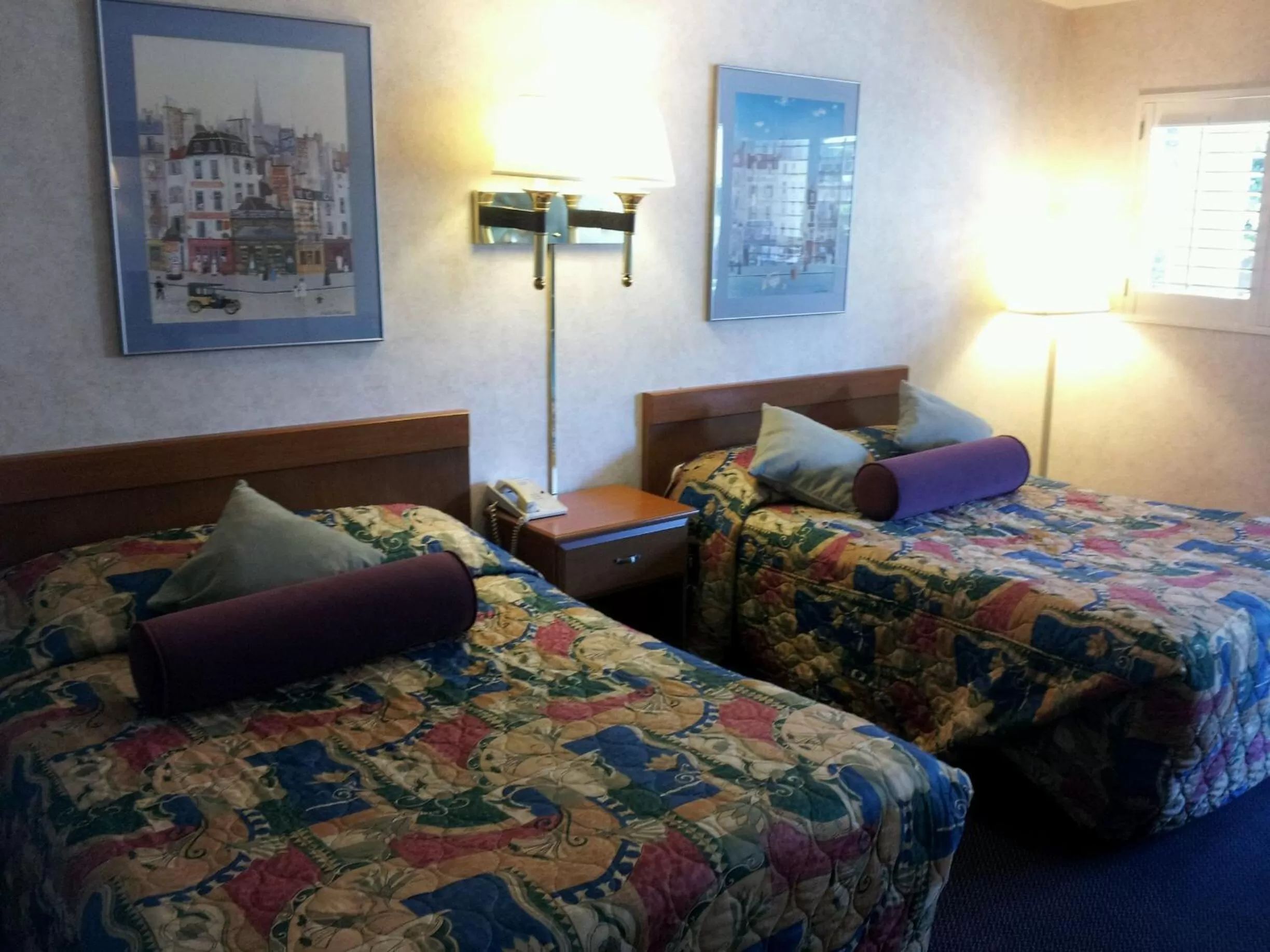 Bed in Town House Motel