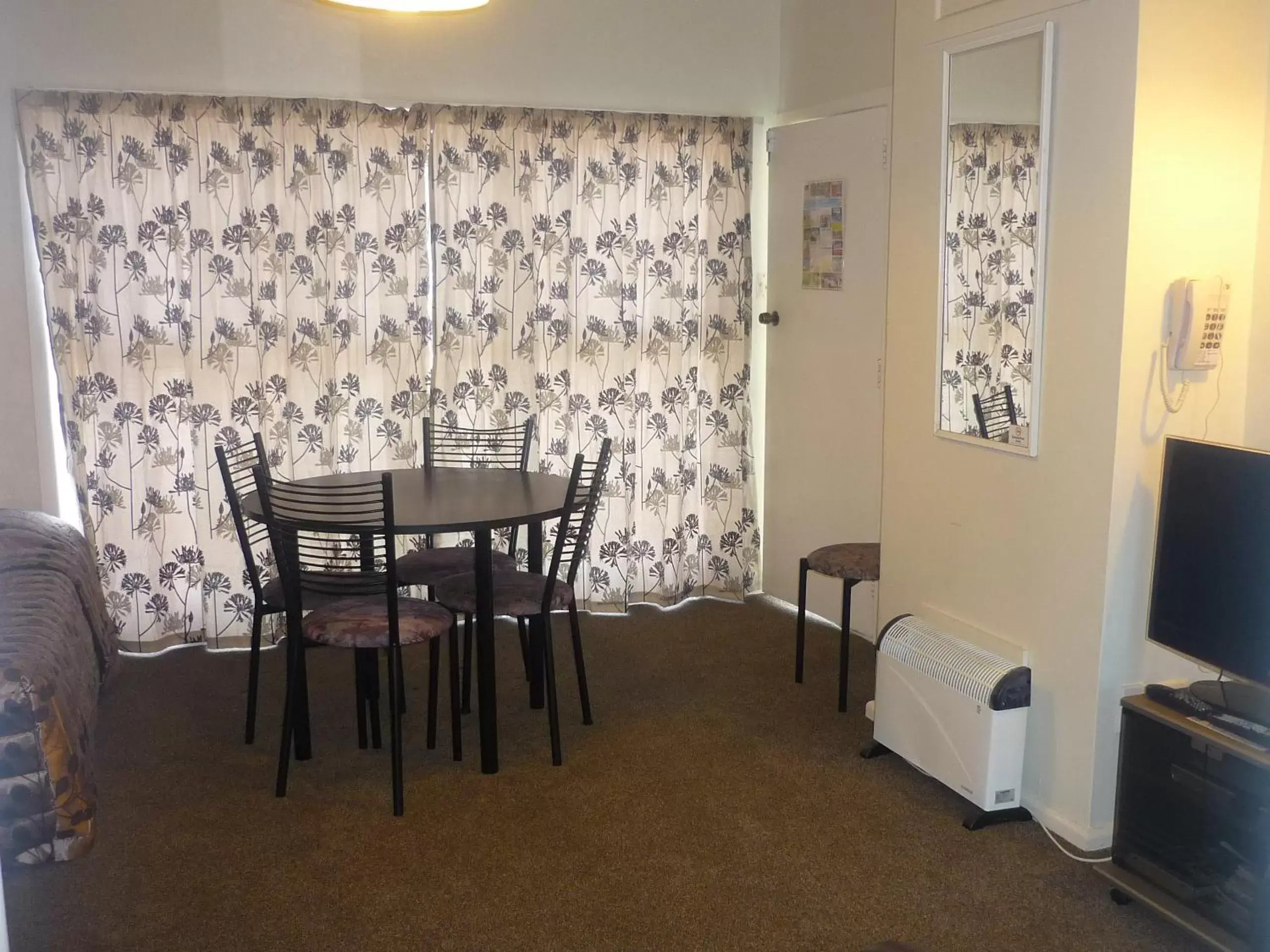 Photo of the whole room, Dining Area in Sundowner Spanish Lady Motel