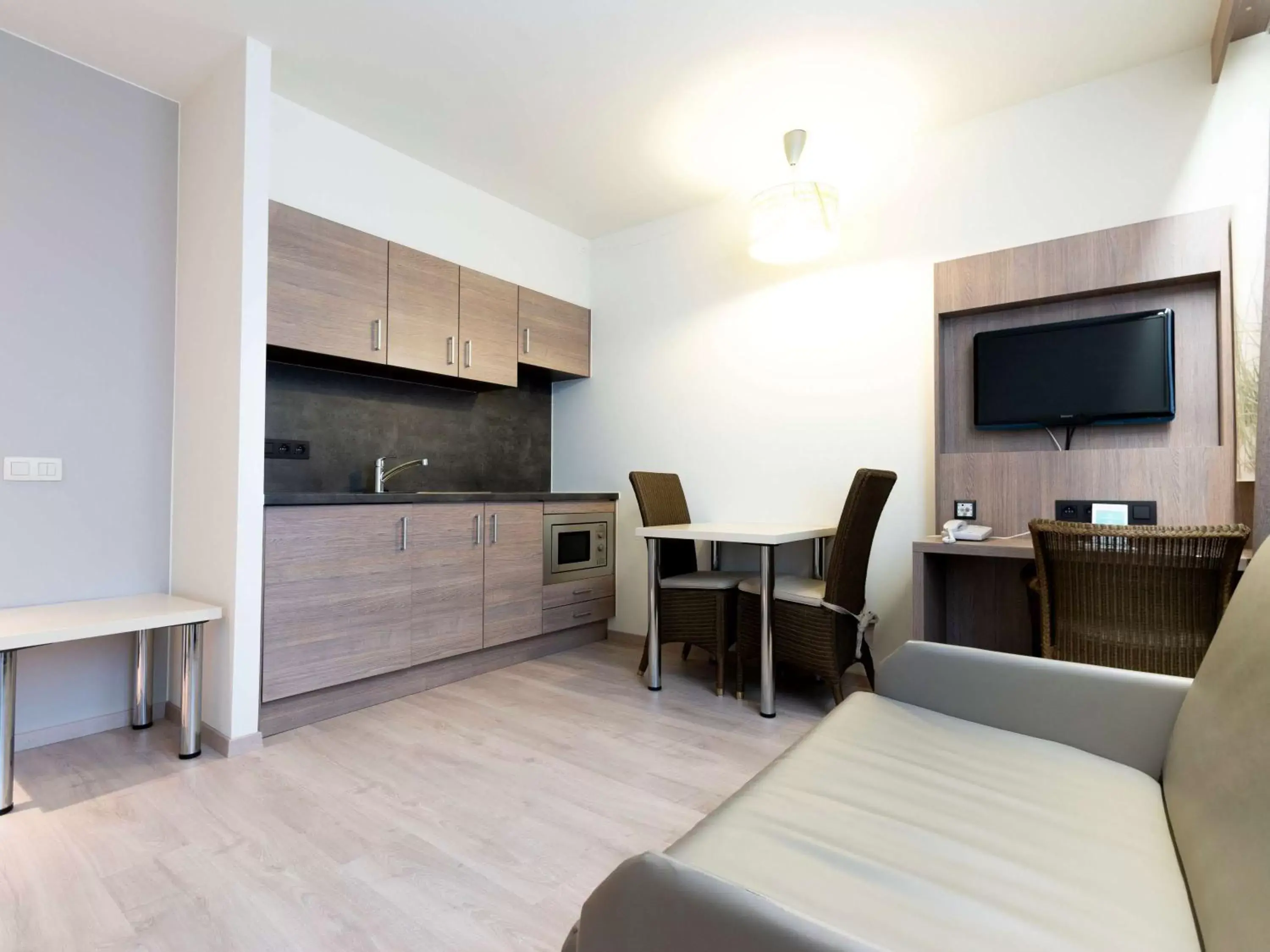 Photo of the whole room, TV/Entertainment Center in ibis Styles Zeebrugge