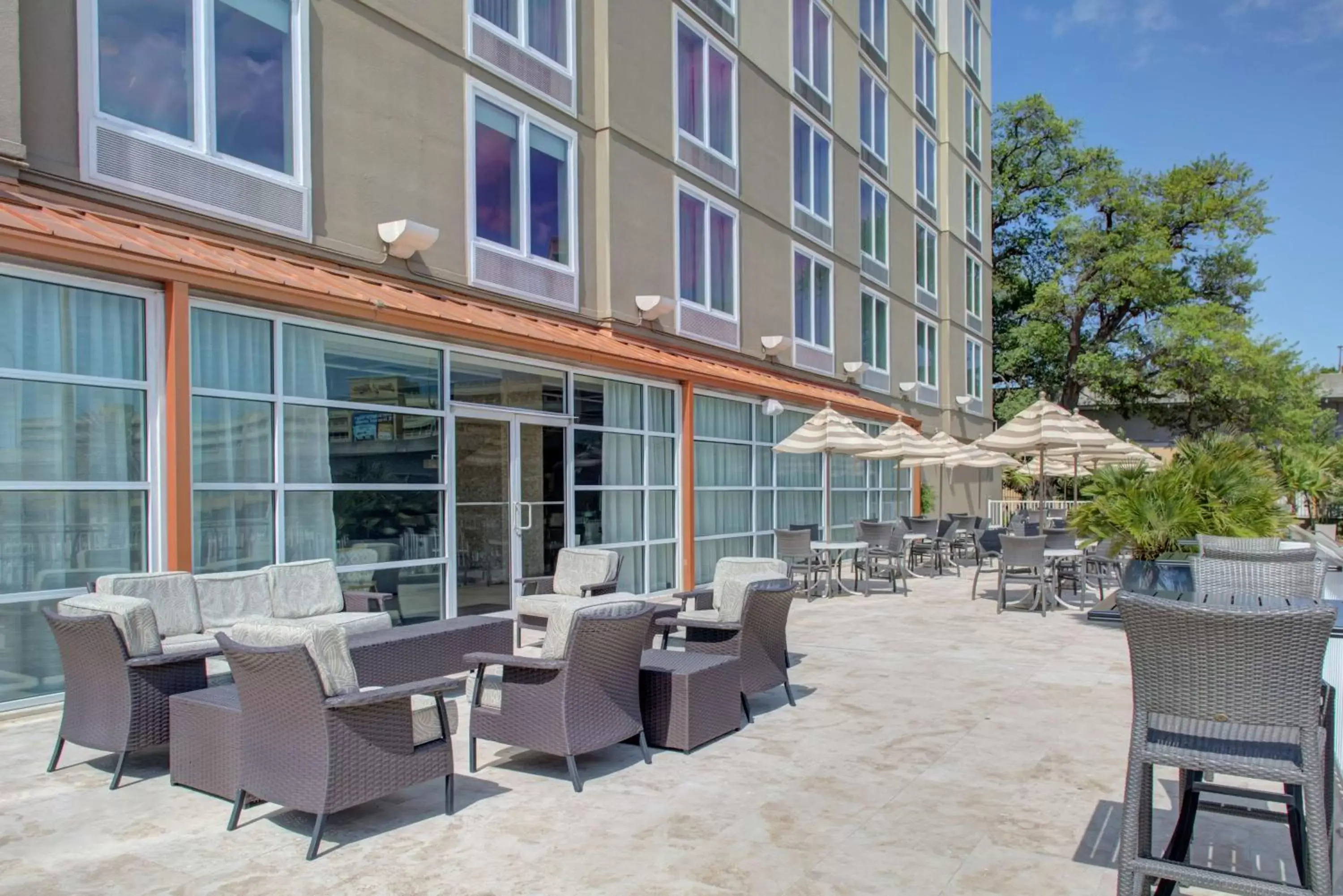 Patio, Restaurant/Places to Eat in DoubleTree by Hilton Biloxi