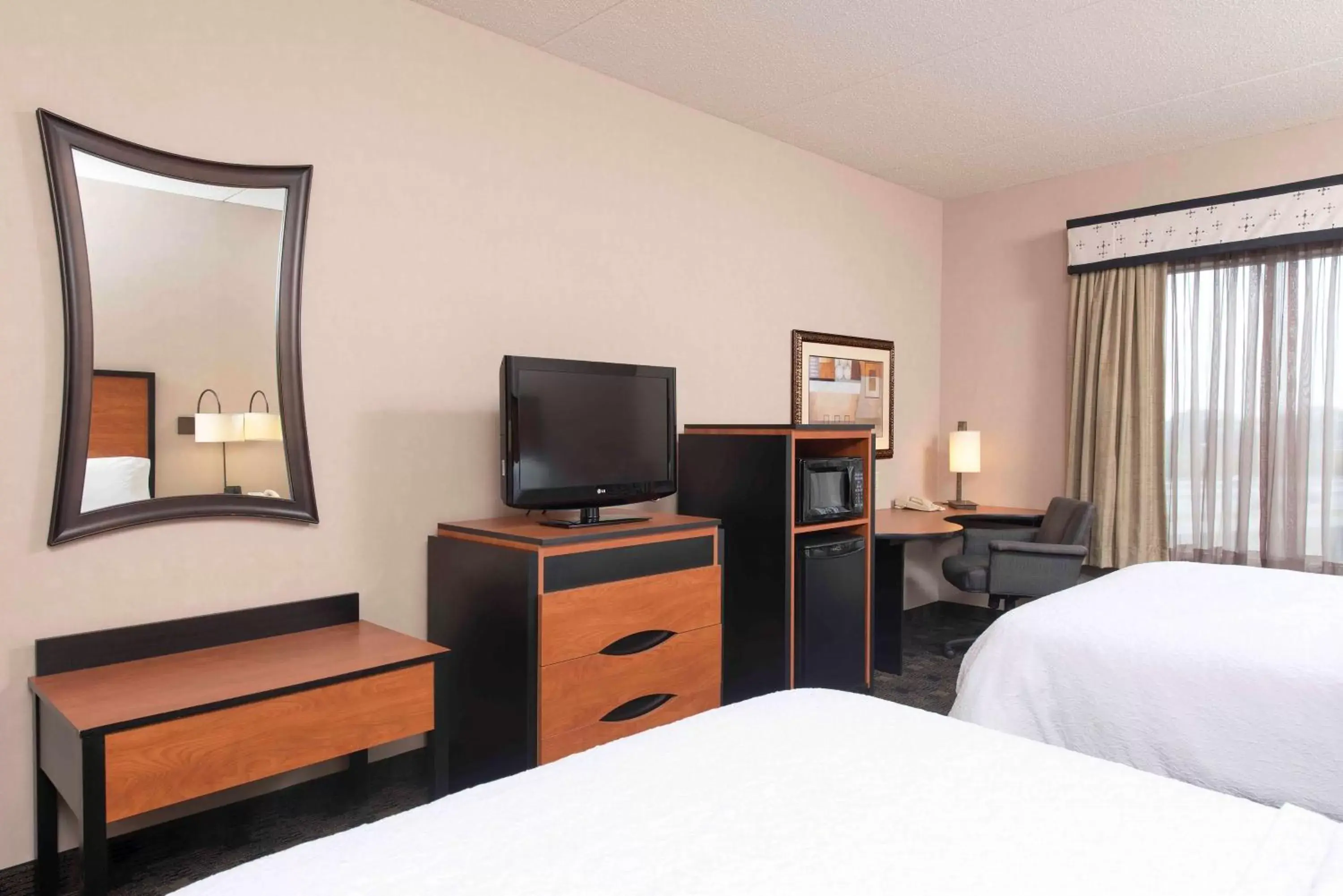 Bed, TV/Entertainment Center in Hampton Inn and Suites Indianapolis-Fishers