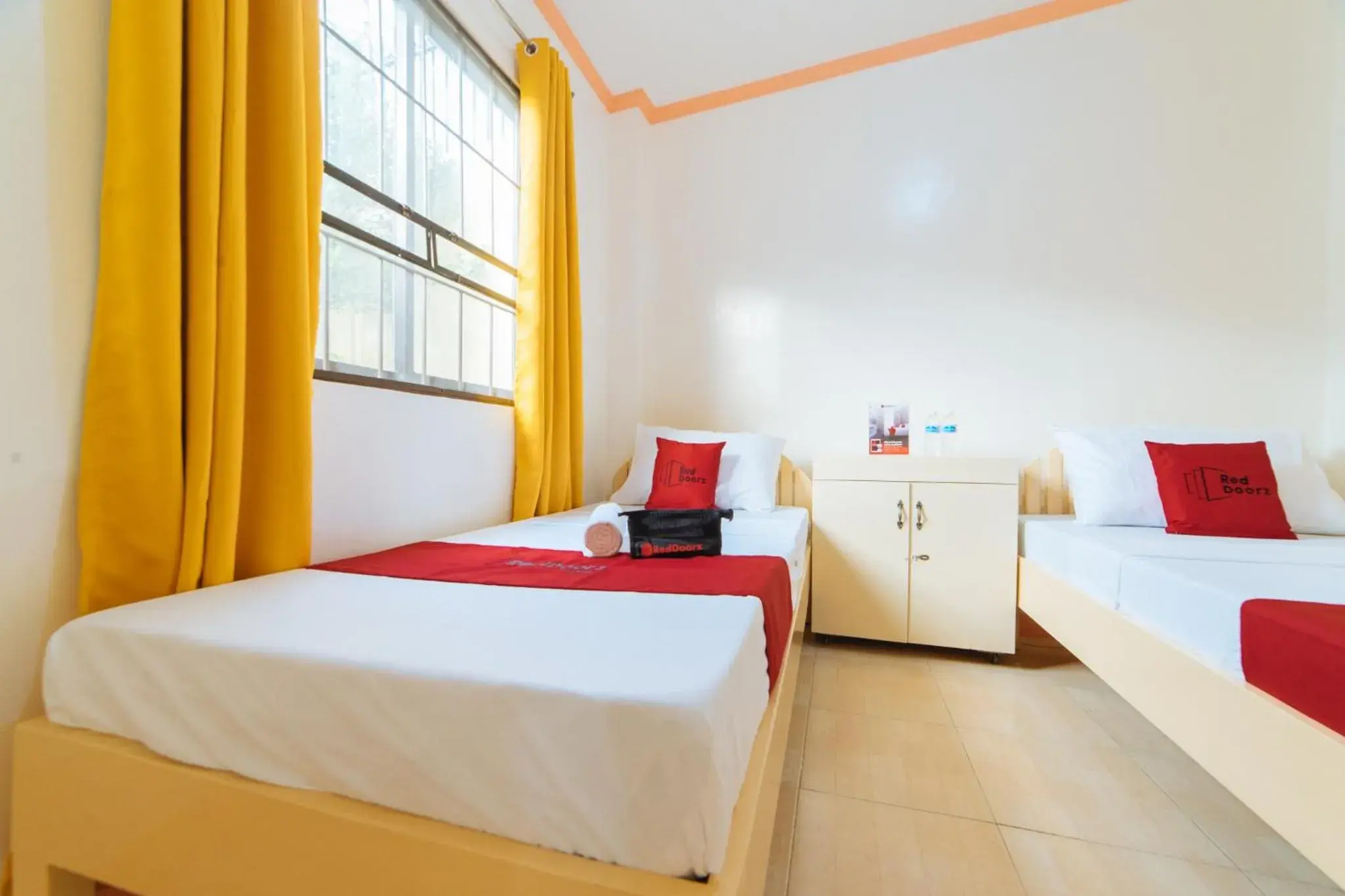 Bedroom, Bed in RedDoorz @ Q Abeto Street Mandurriao