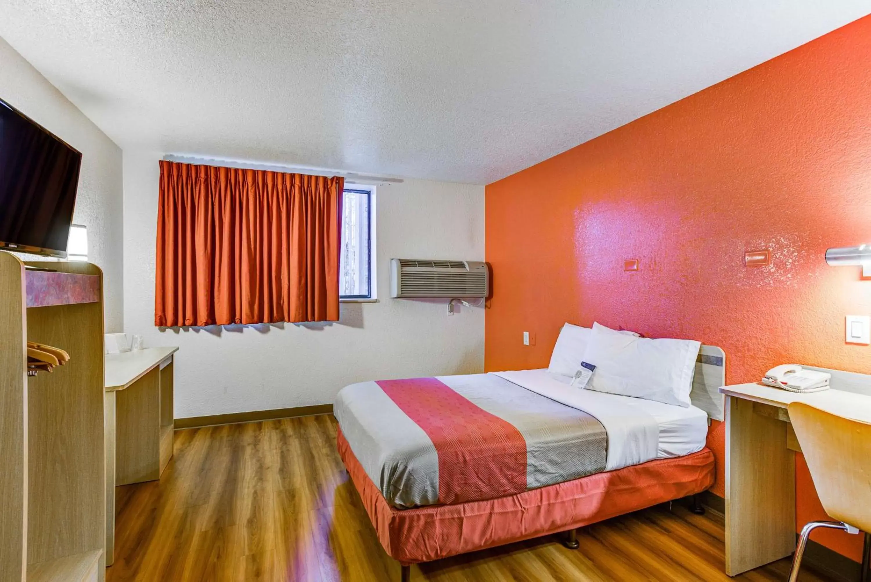 TV and multimedia, Room Photo in Motel 6-Portland, OR - Tigard West
