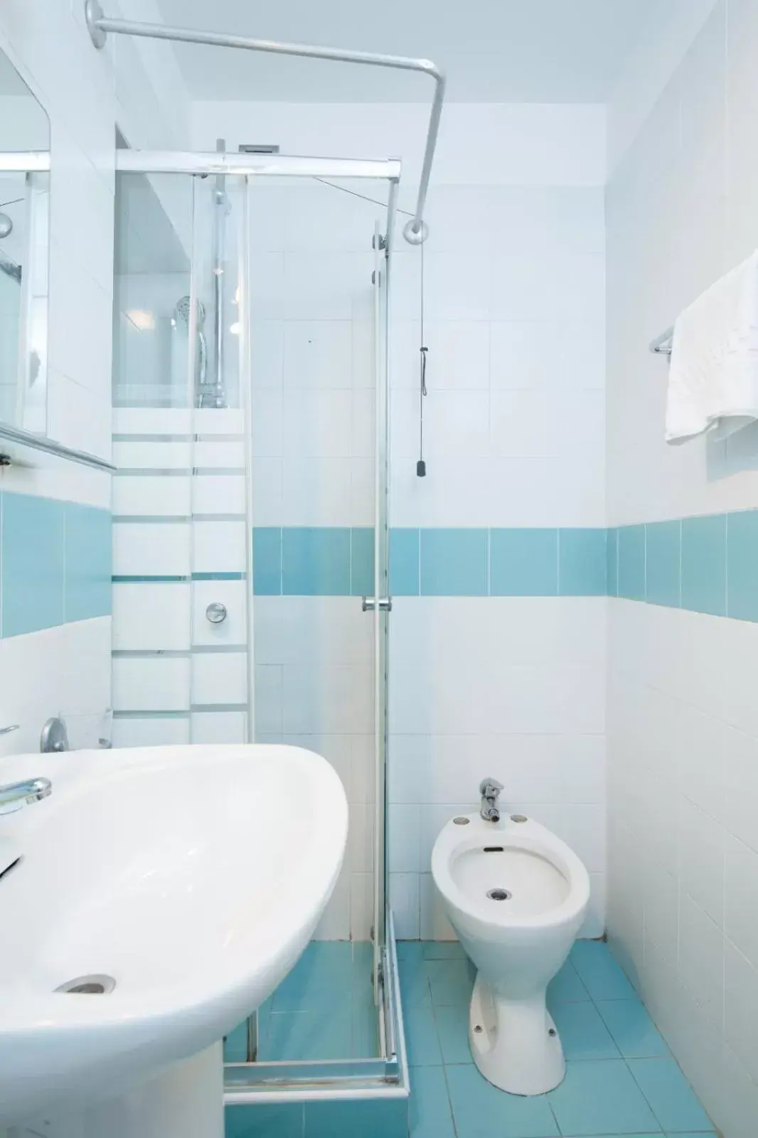 Shower, Bathroom in PICCOLO HOTEL Con Access ZTL !!! Ɲel Ƈentro Storico di Ƒirenze !!!