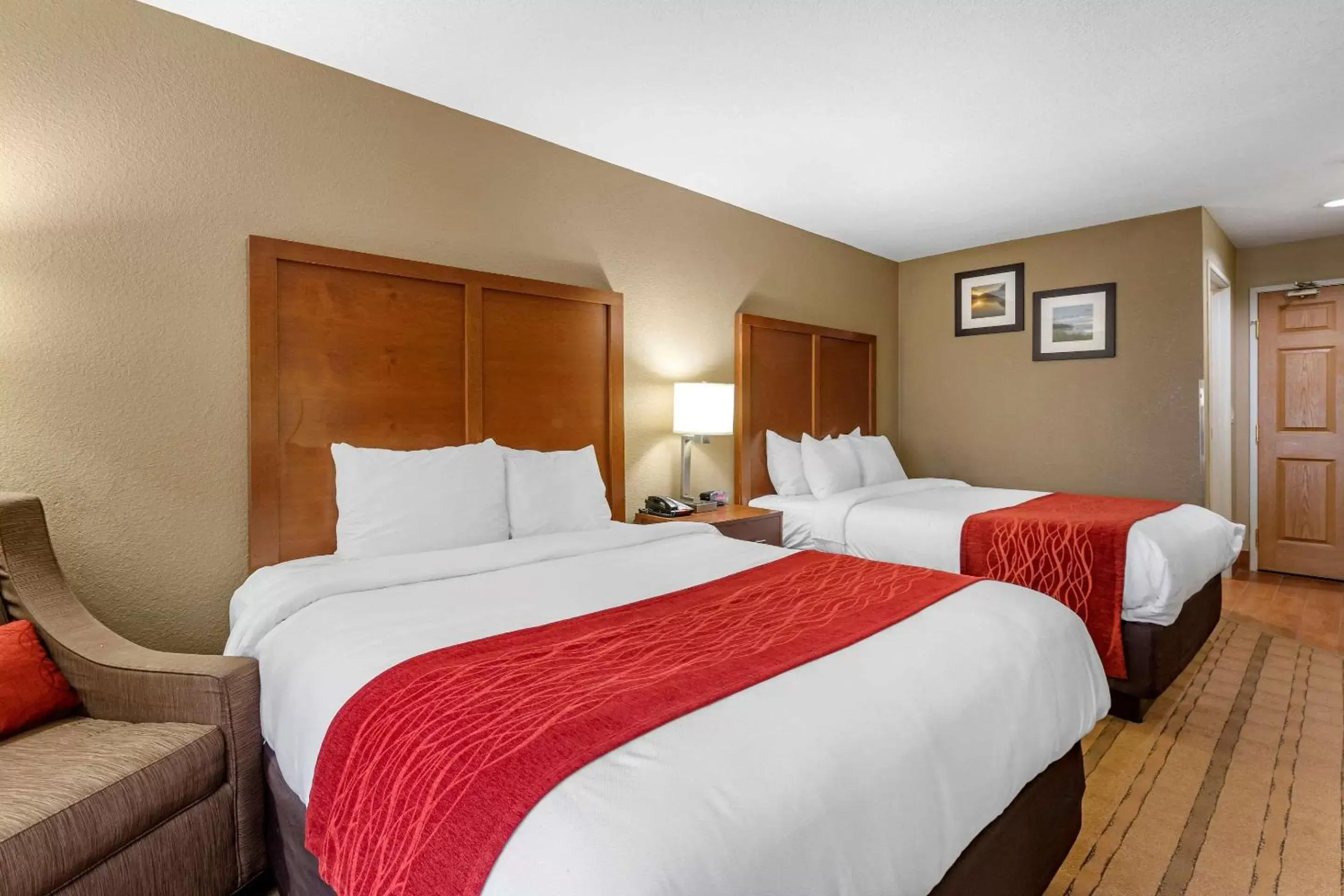 Photo of the whole room, Bed in Comfort Inn & Suites Cedar Rapids North - Collins Road