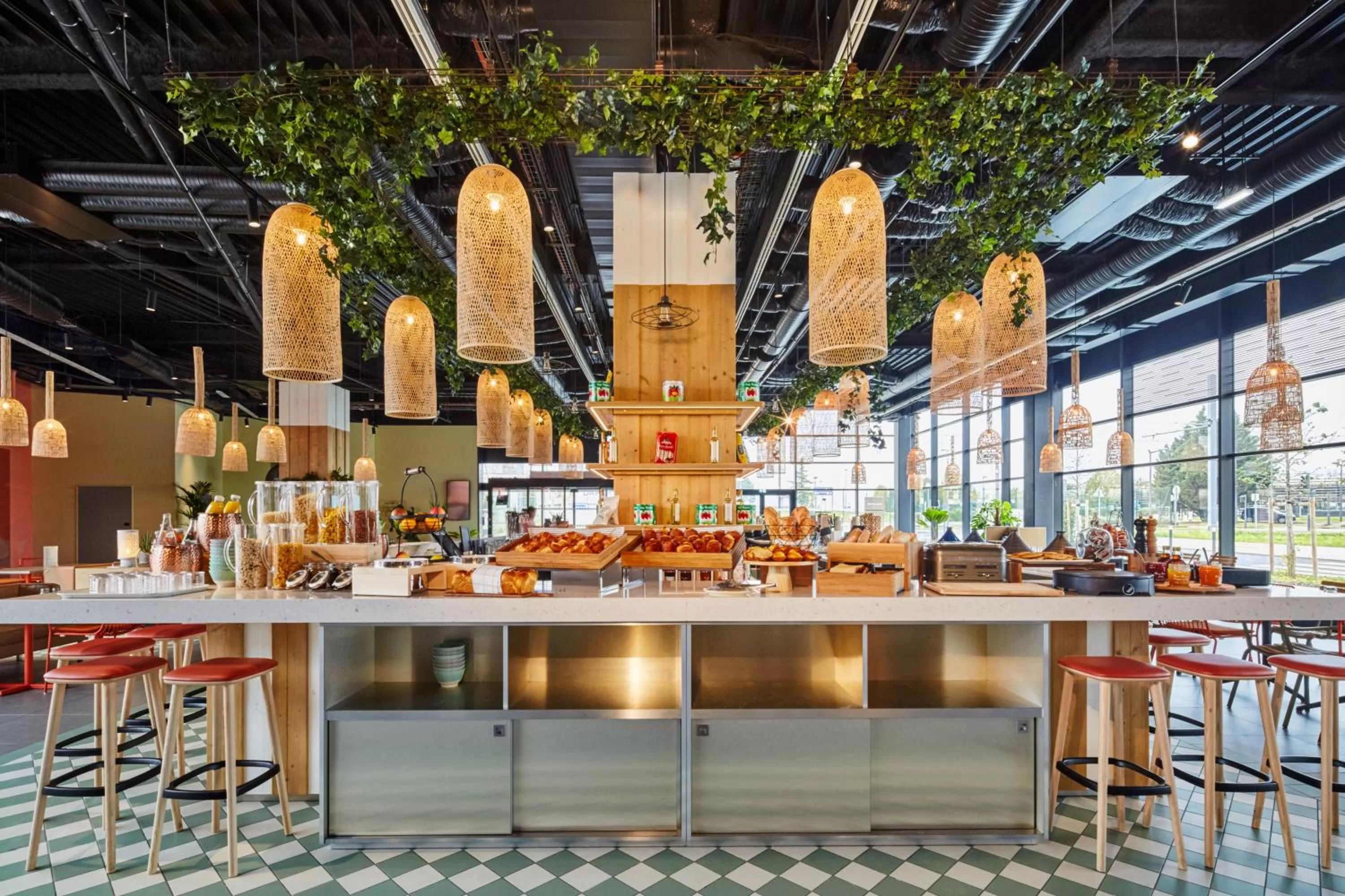 Restaurant/places to eat in Mercure Paris Orly Airport