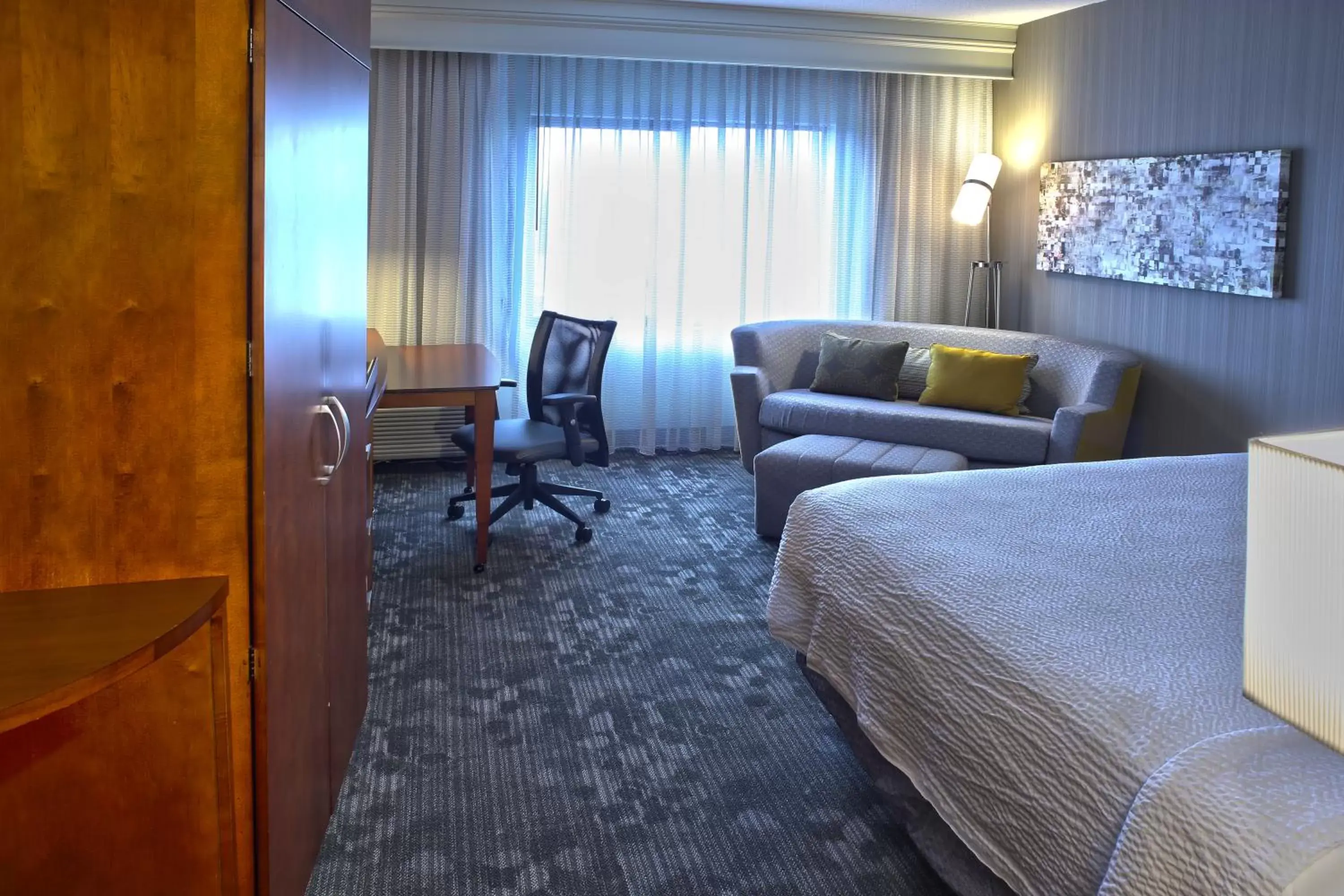 Bed, Seating Area in Courtyard by Marriott Hamilton