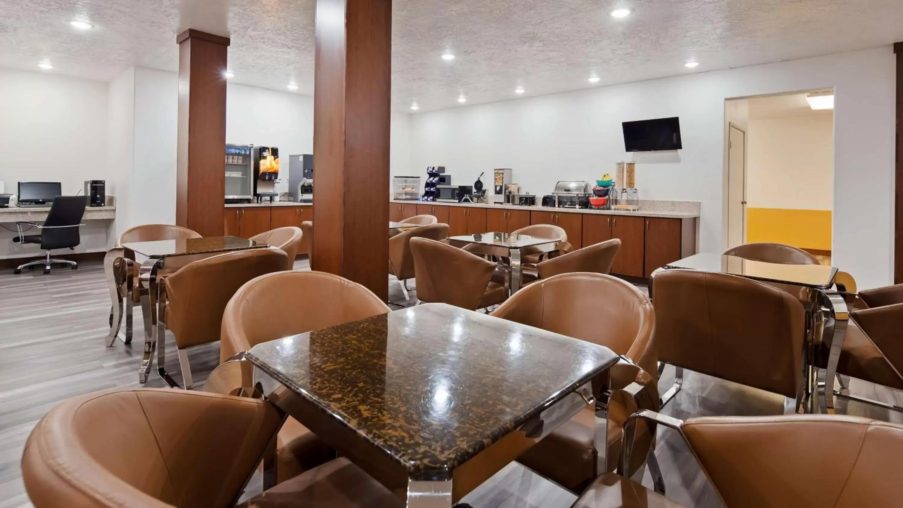 Restaurant/Places to Eat in SureStay Plus Hotel by Best Western Vernal