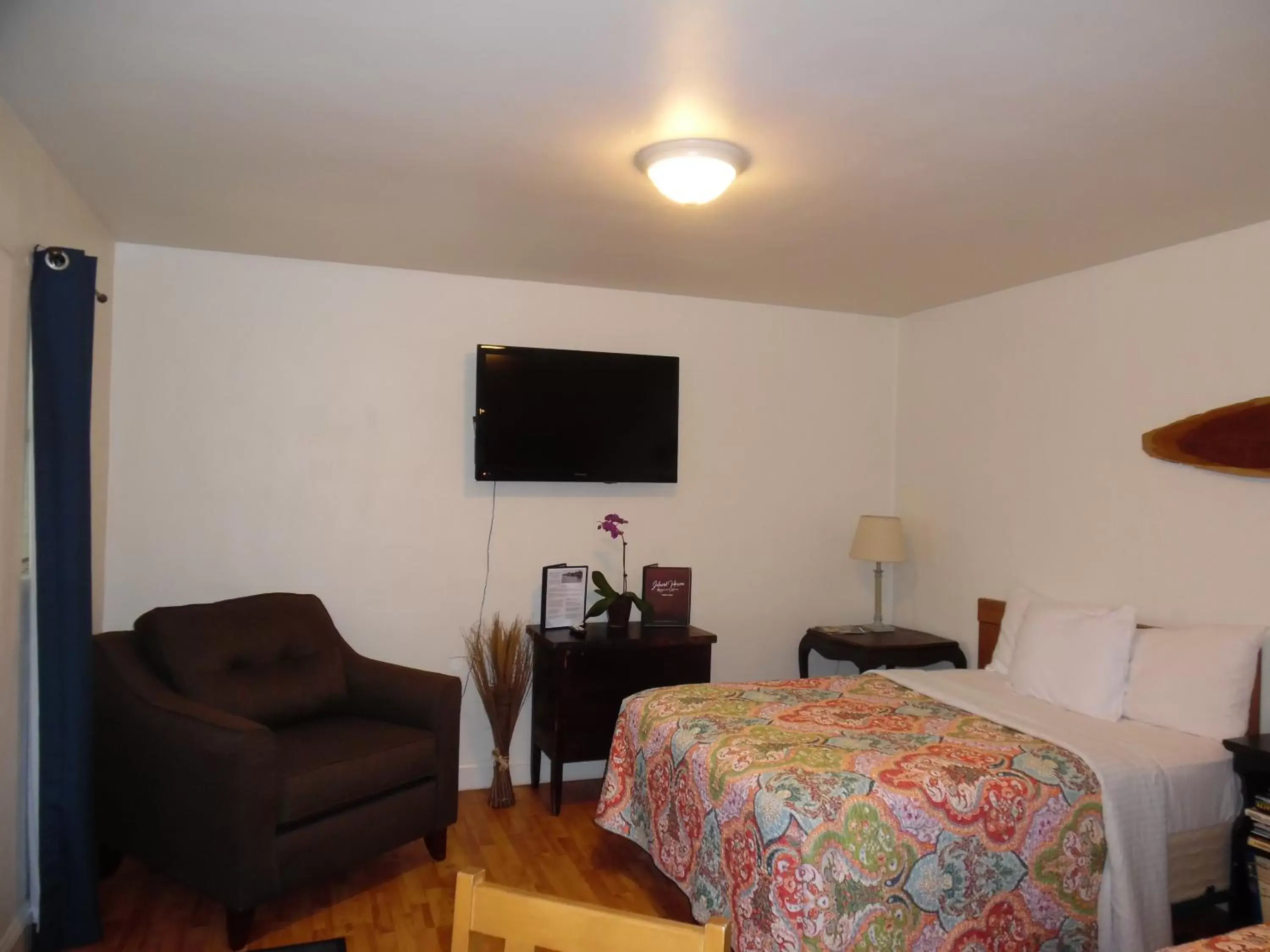 TV and multimedia, TV/Entertainment Center in Wachapreague Inn - Motel Rooms