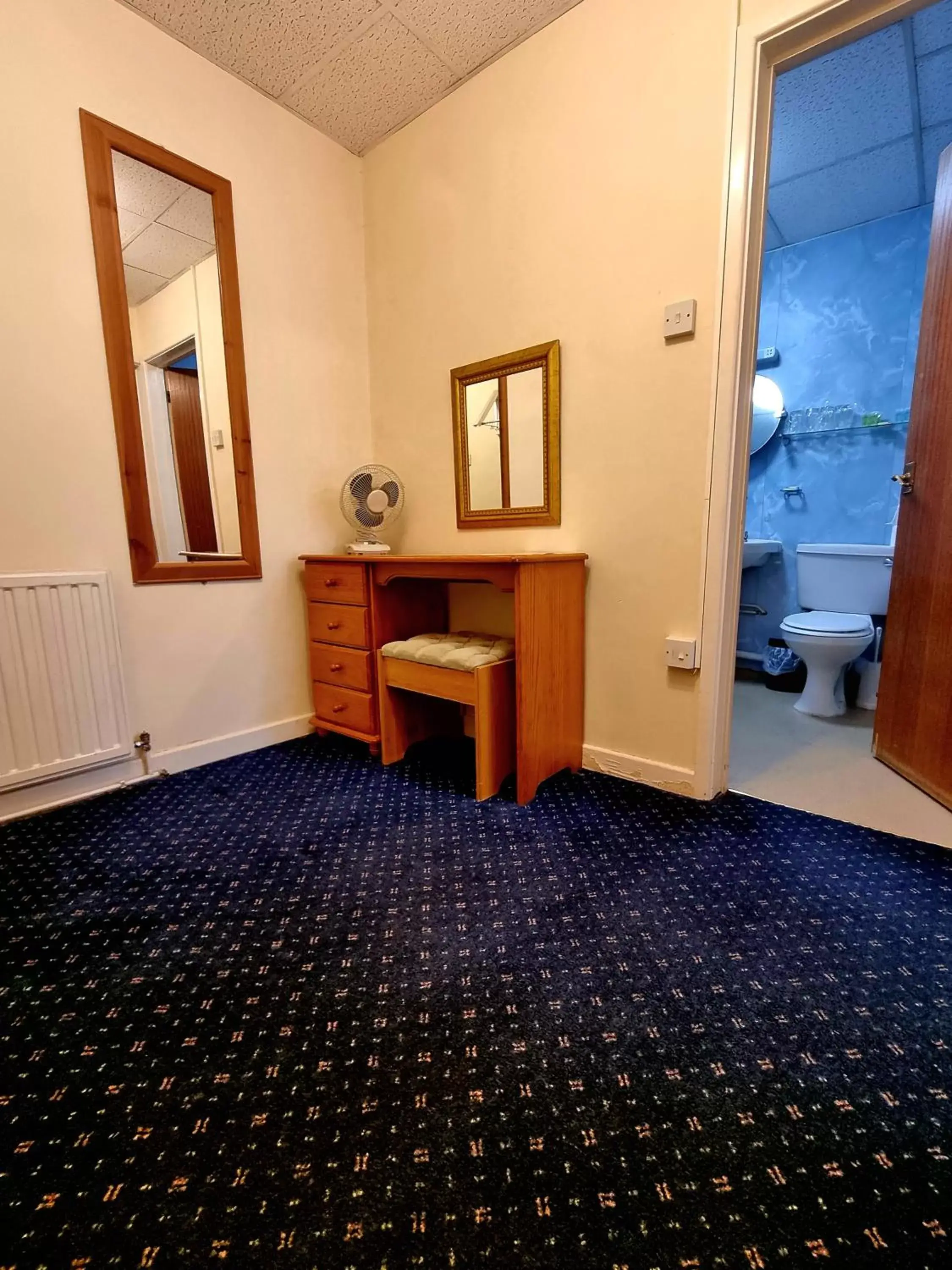 Bedroom, Seating Area in The Sportsmans Inn