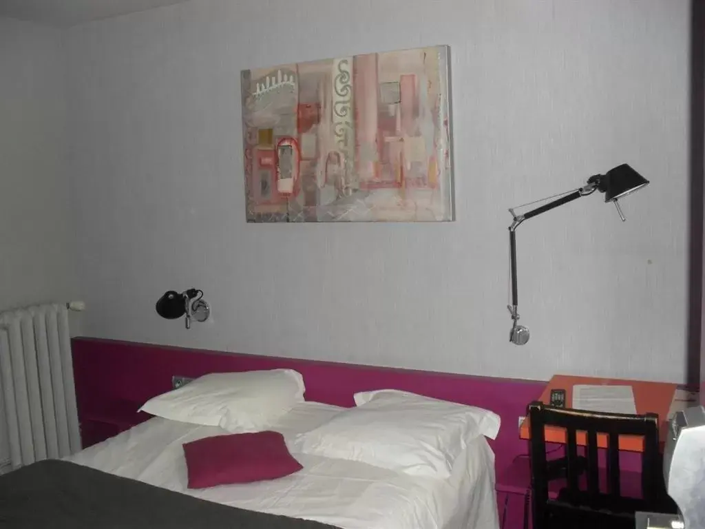 Bedroom, Bed in Hôtel Latino Reims Centre