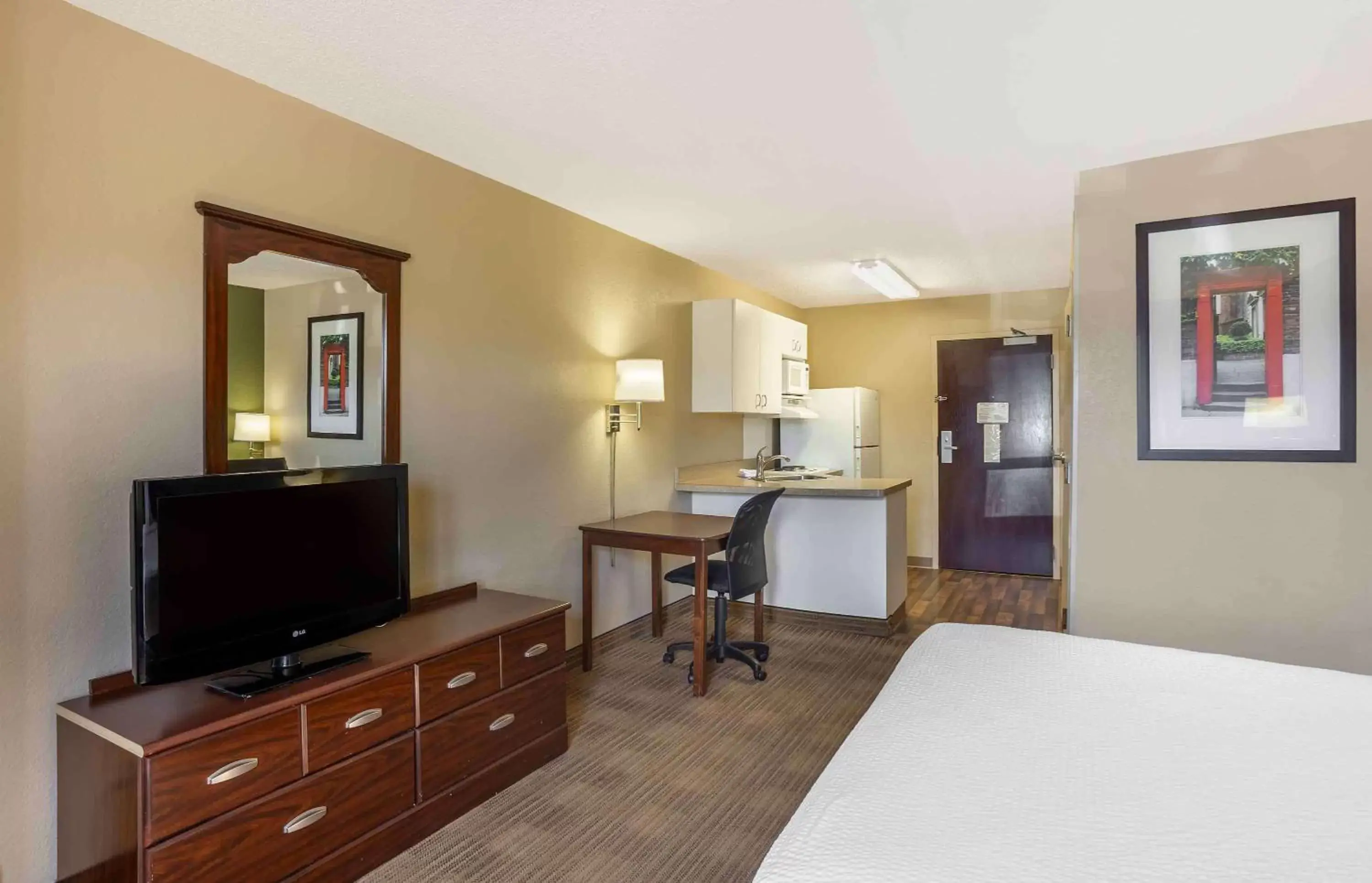 Bedroom, TV/Entertainment Center in Extended Stay America Suites - Philadelphia - Exton