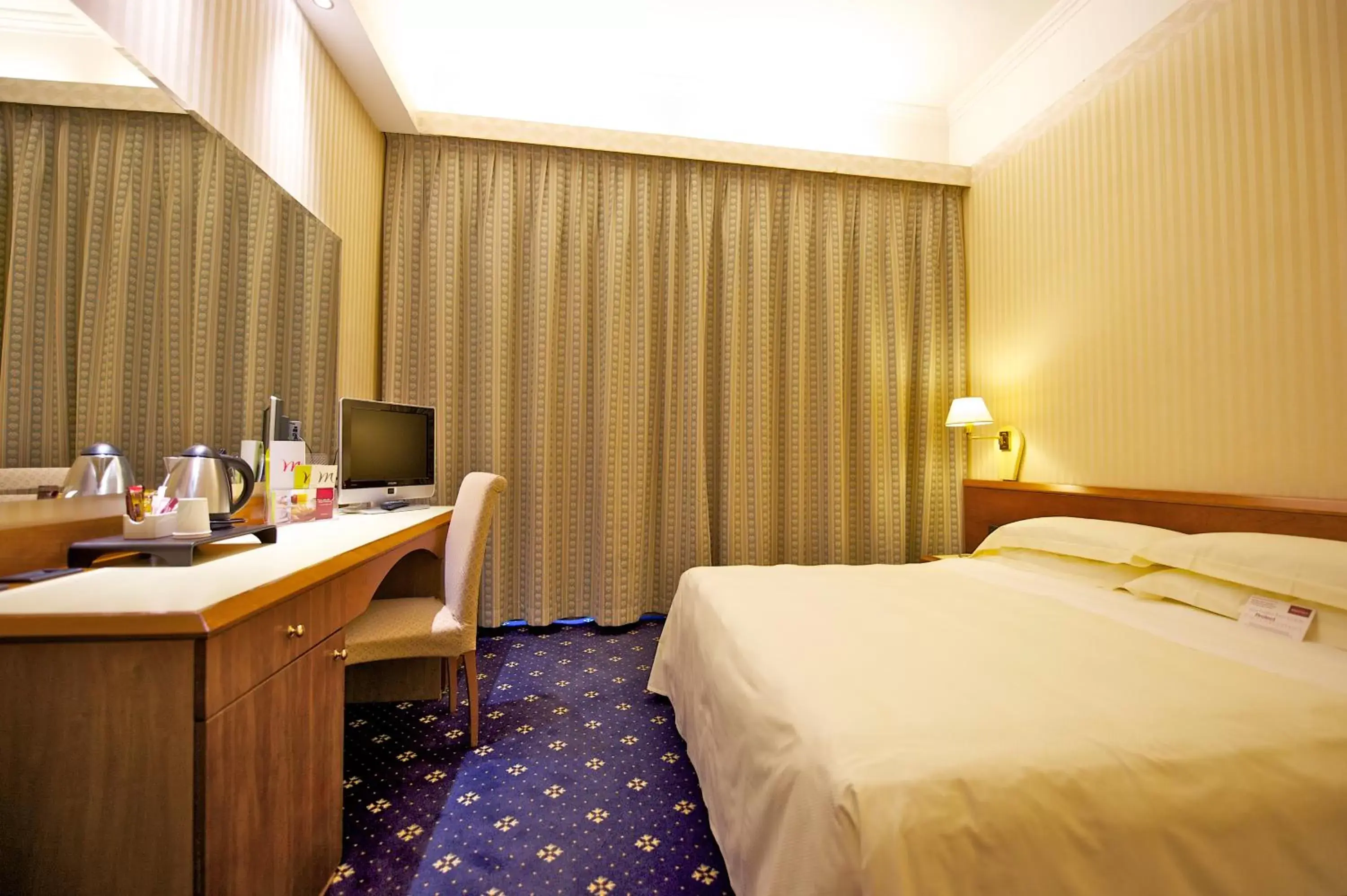 Photo of the whole room, Bed in Mercure Reggio Emilia Centro Astoria