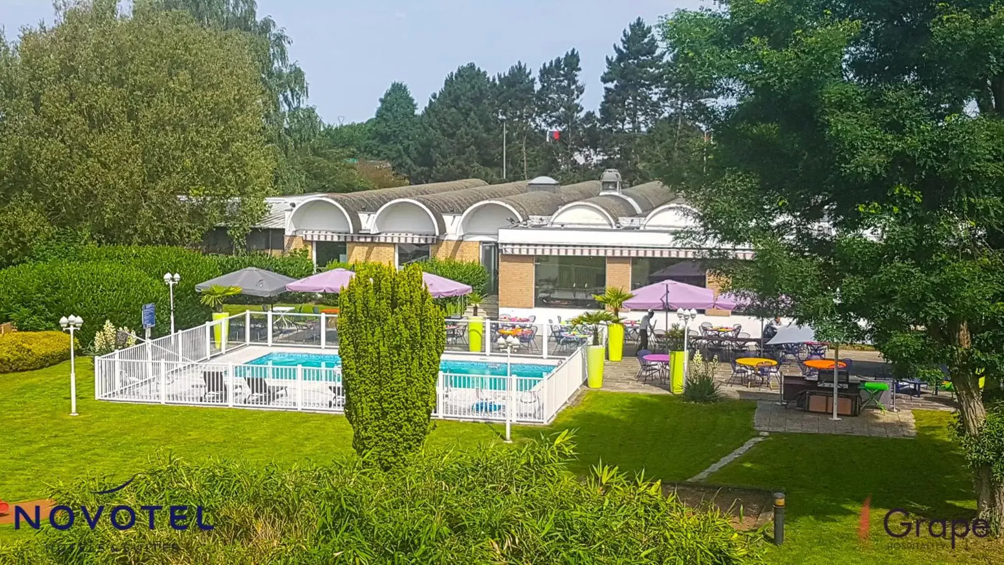 Property building, Swimming Pool in Hôtel Novotel Valenciennes