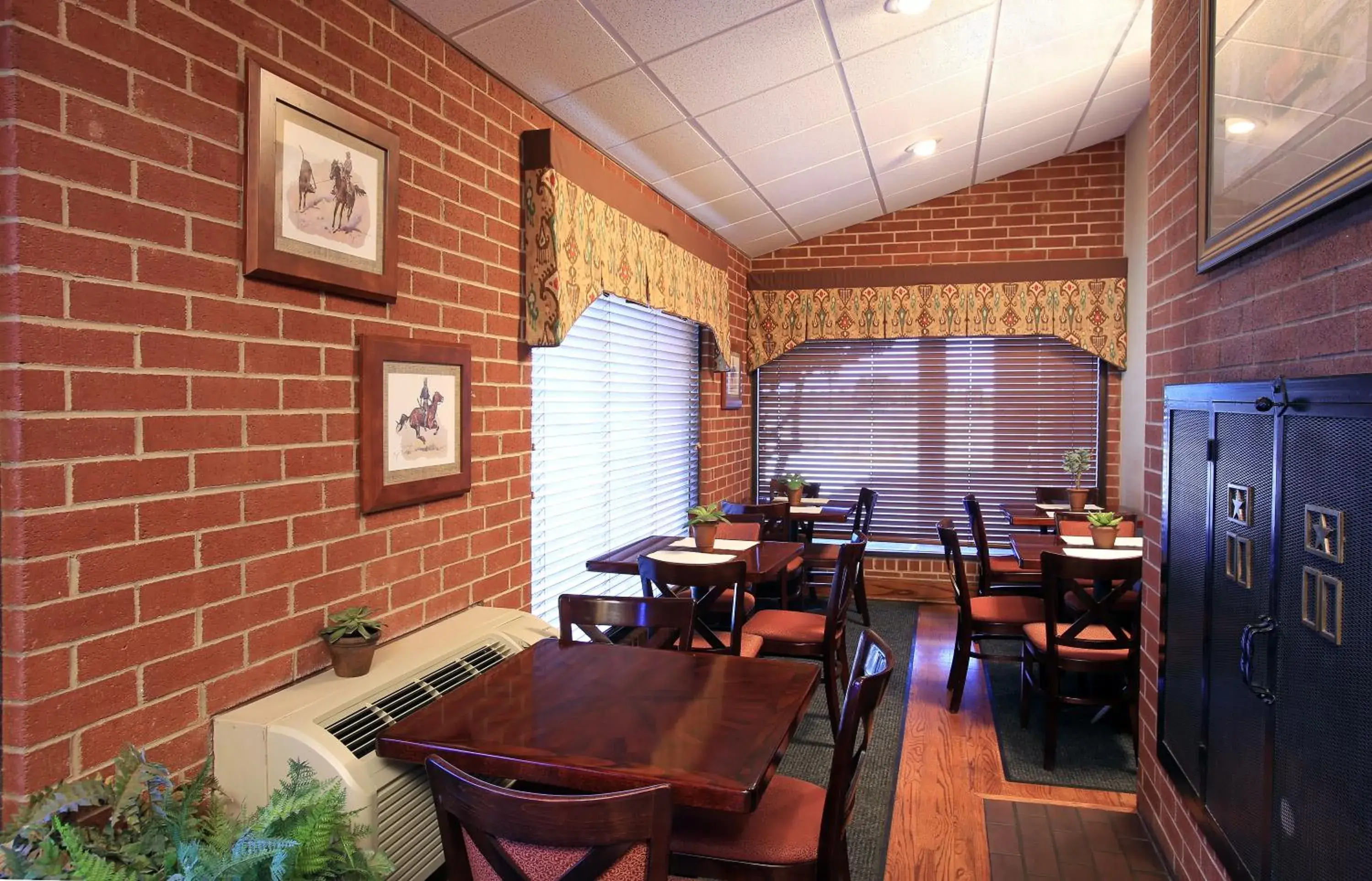 Restaurant/places to eat in Plaza Inn Midland Restaurant/places to eat in Plaza Inn Midland