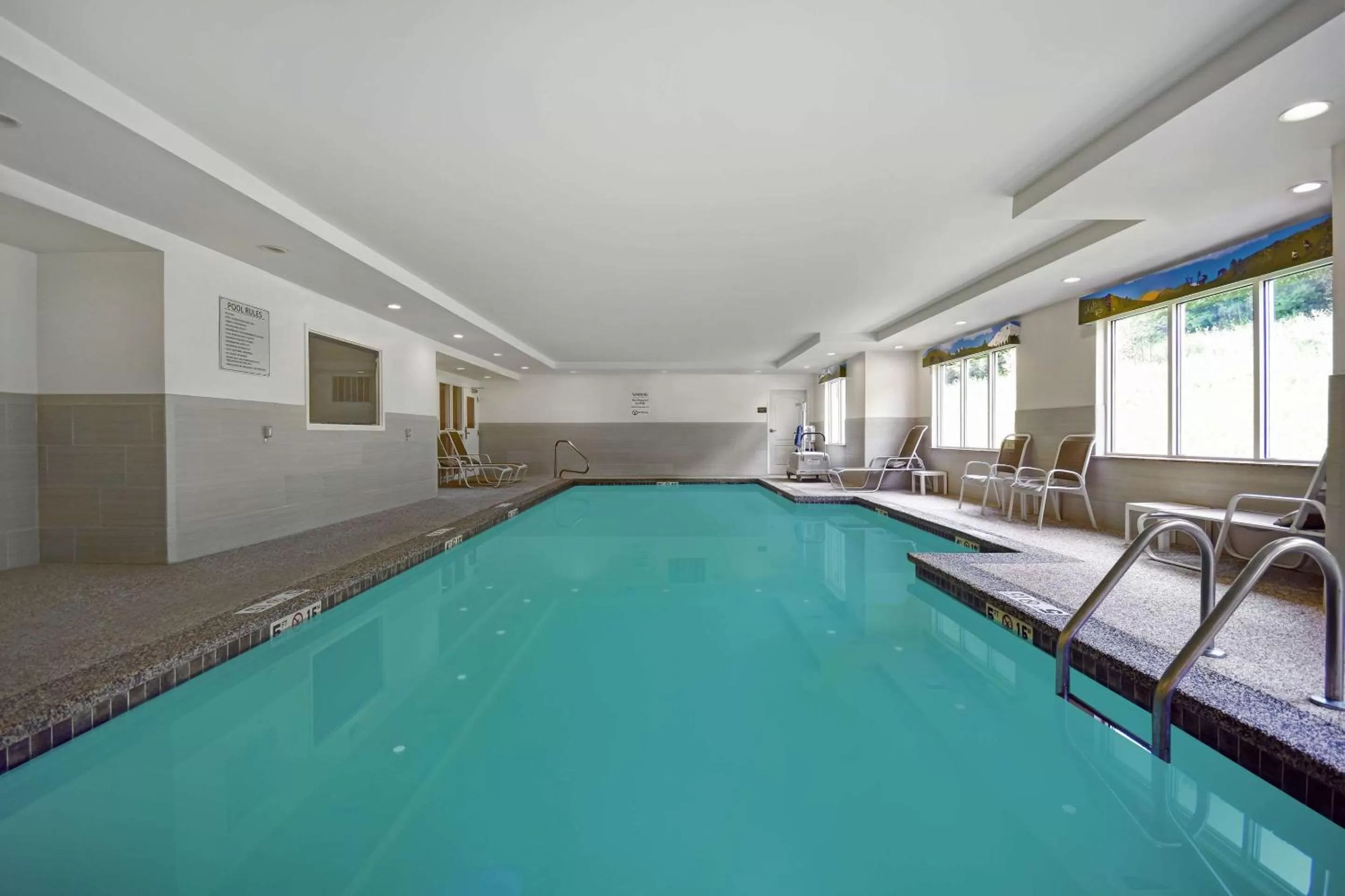 Swimming pool in Comfort Inn & Suites Wilton