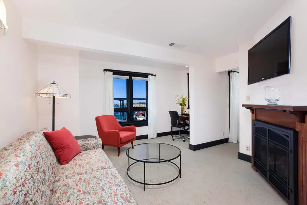 TV and multimedia in Noyo Harbor Inn