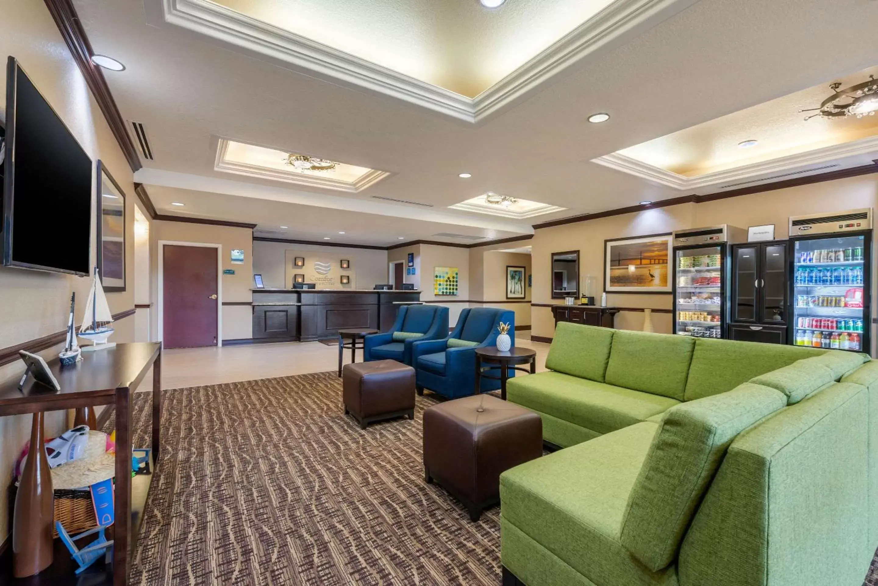 Lobby or reception, Seating Area in Comfort Inn & Suites Northeast - Gateway