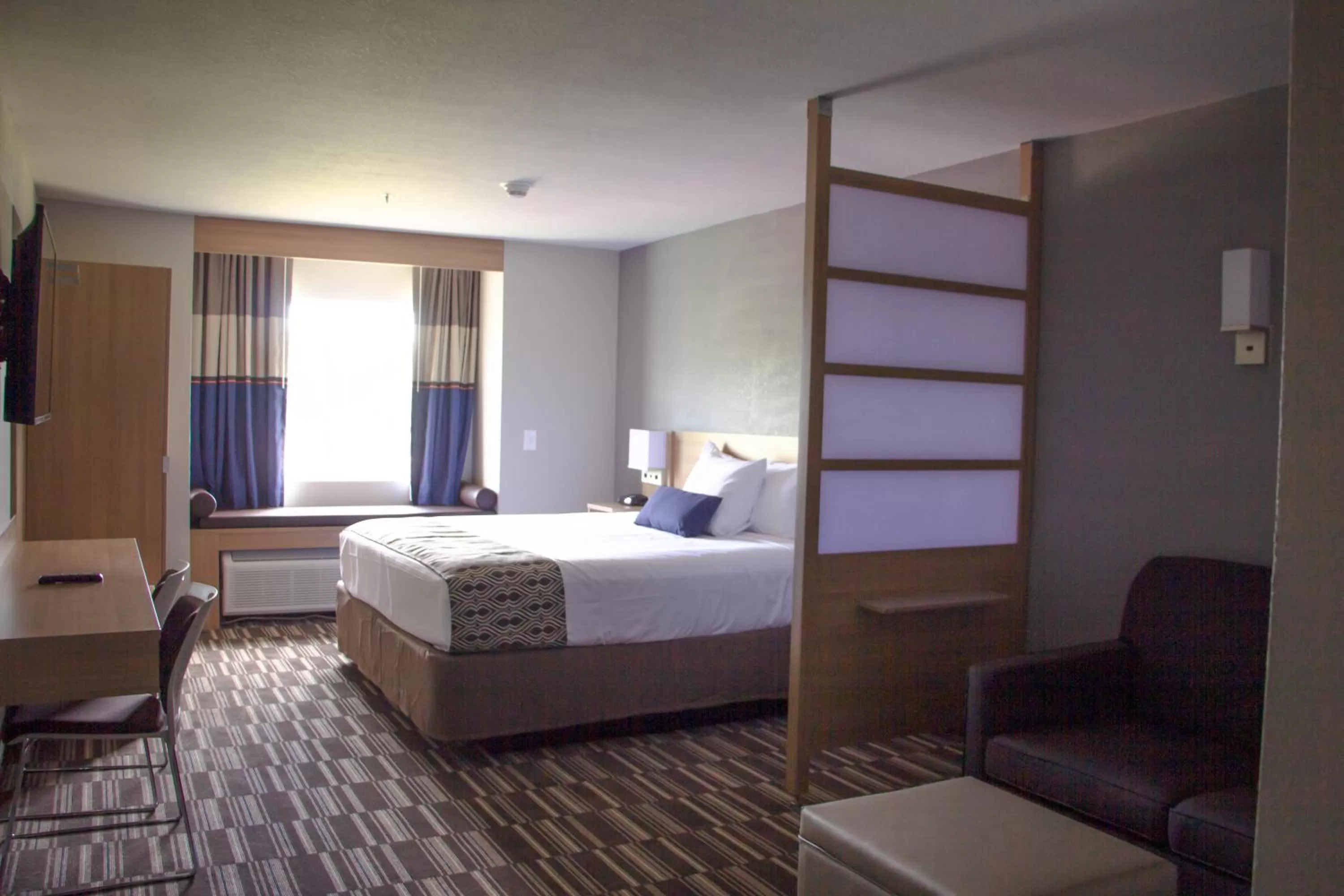 Property building, Bed in Microtel Inn & Suites by Wyndham Camp Lejeune/Jacksonville