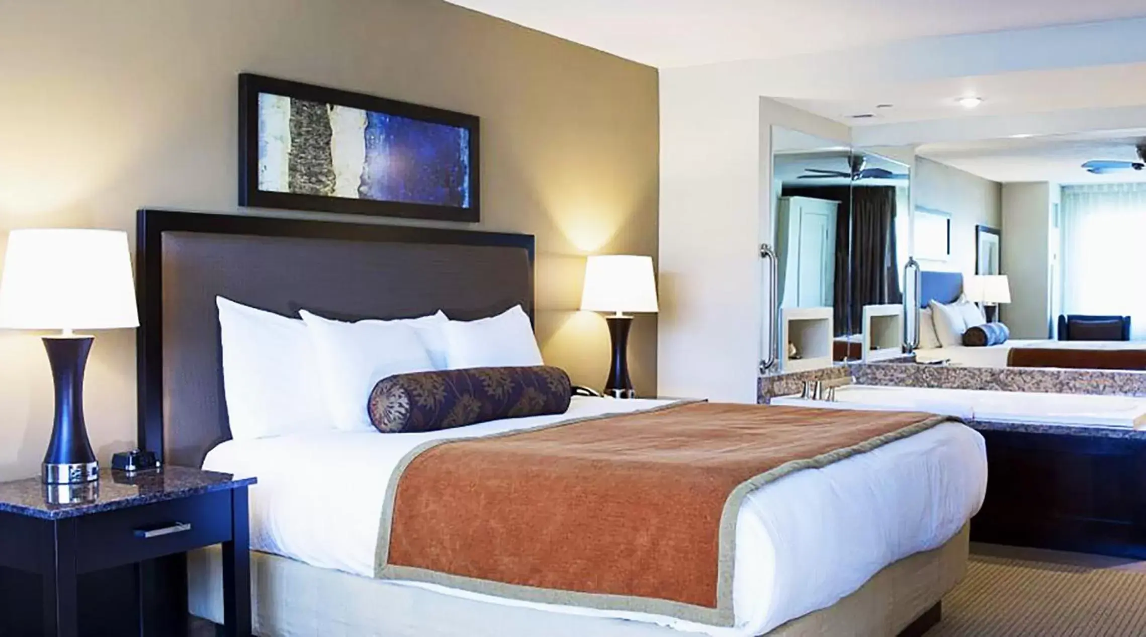 Bed in Isle of Capri Casino Hotel Boonville