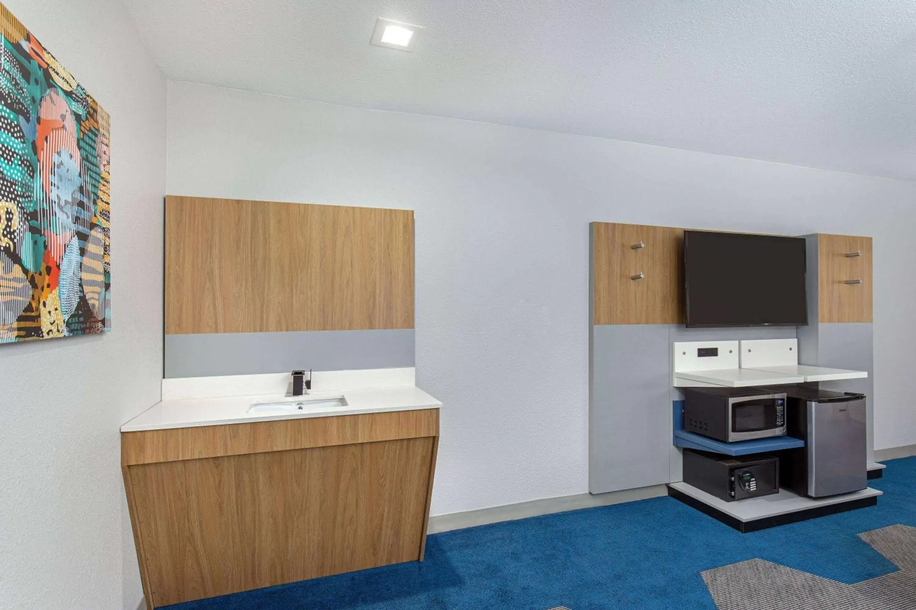 Bed, Kitchen/Kitchenette in Microtel Inn & Suites by Wyndham Manchester - Newly Renovated