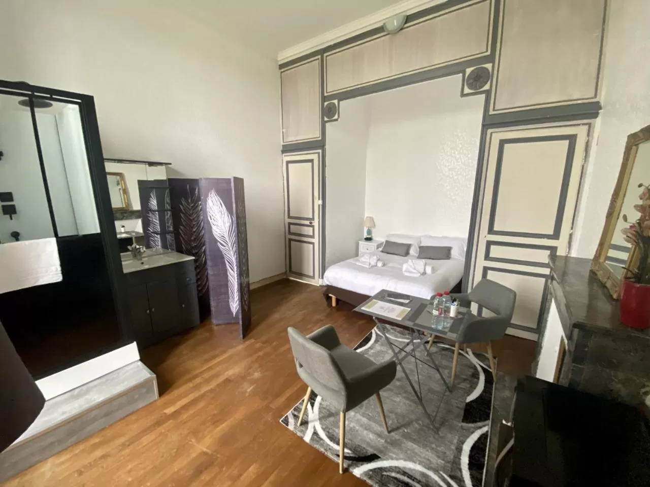 Photo of the whole room in Hôtel Particulier CHÂTEAU DES MARAIS Proximité et vue sur le Lac de Grand lieu