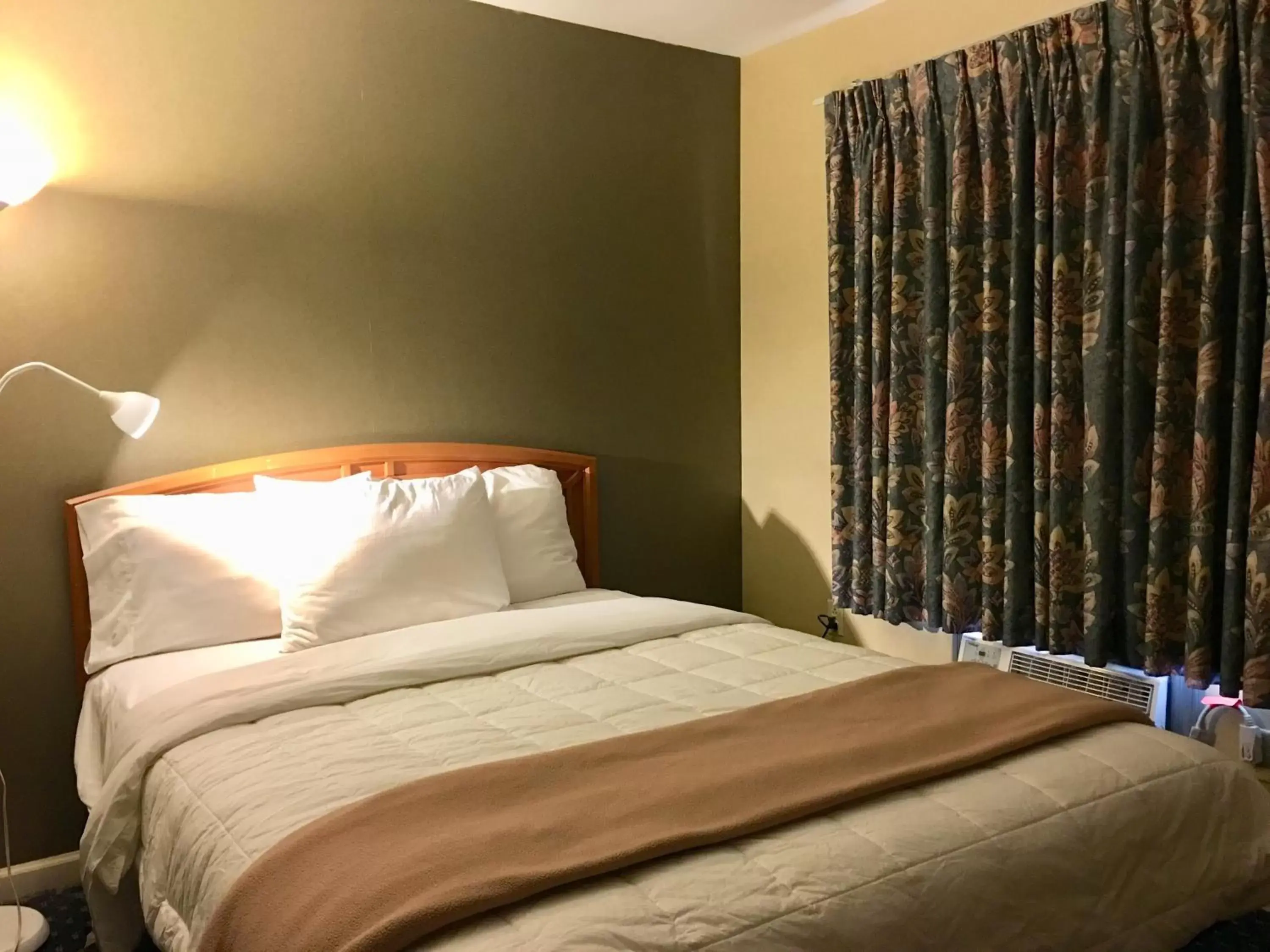 Bed in Scottish Inns Fayetteville