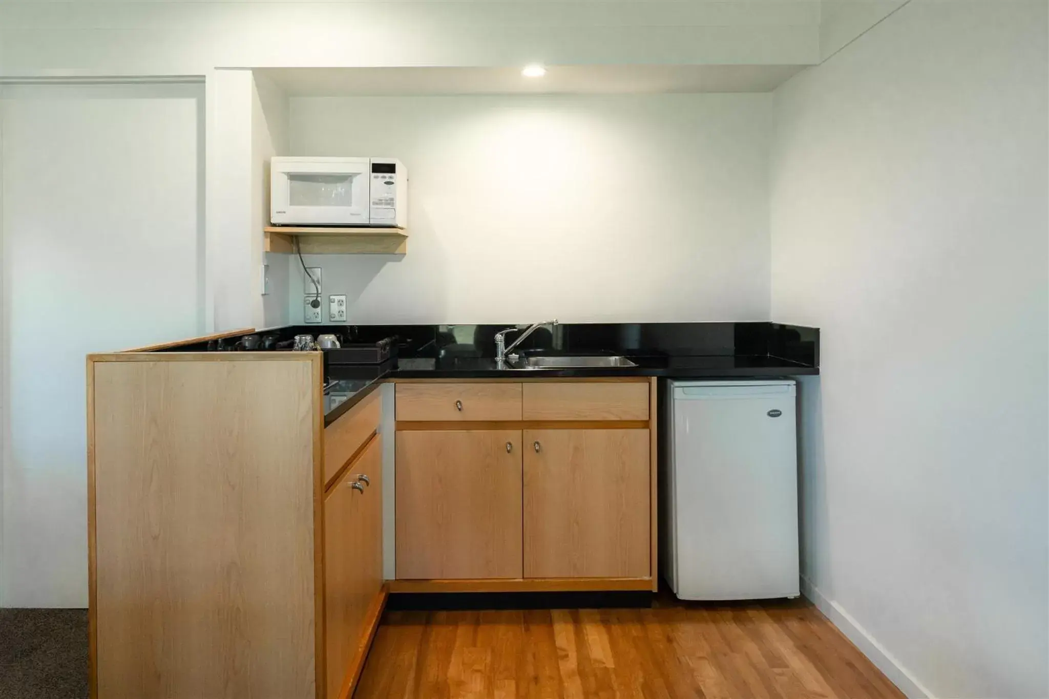 Kitchen or kitchenette, Kitchen/Kitchenette in Edgewater Hotel