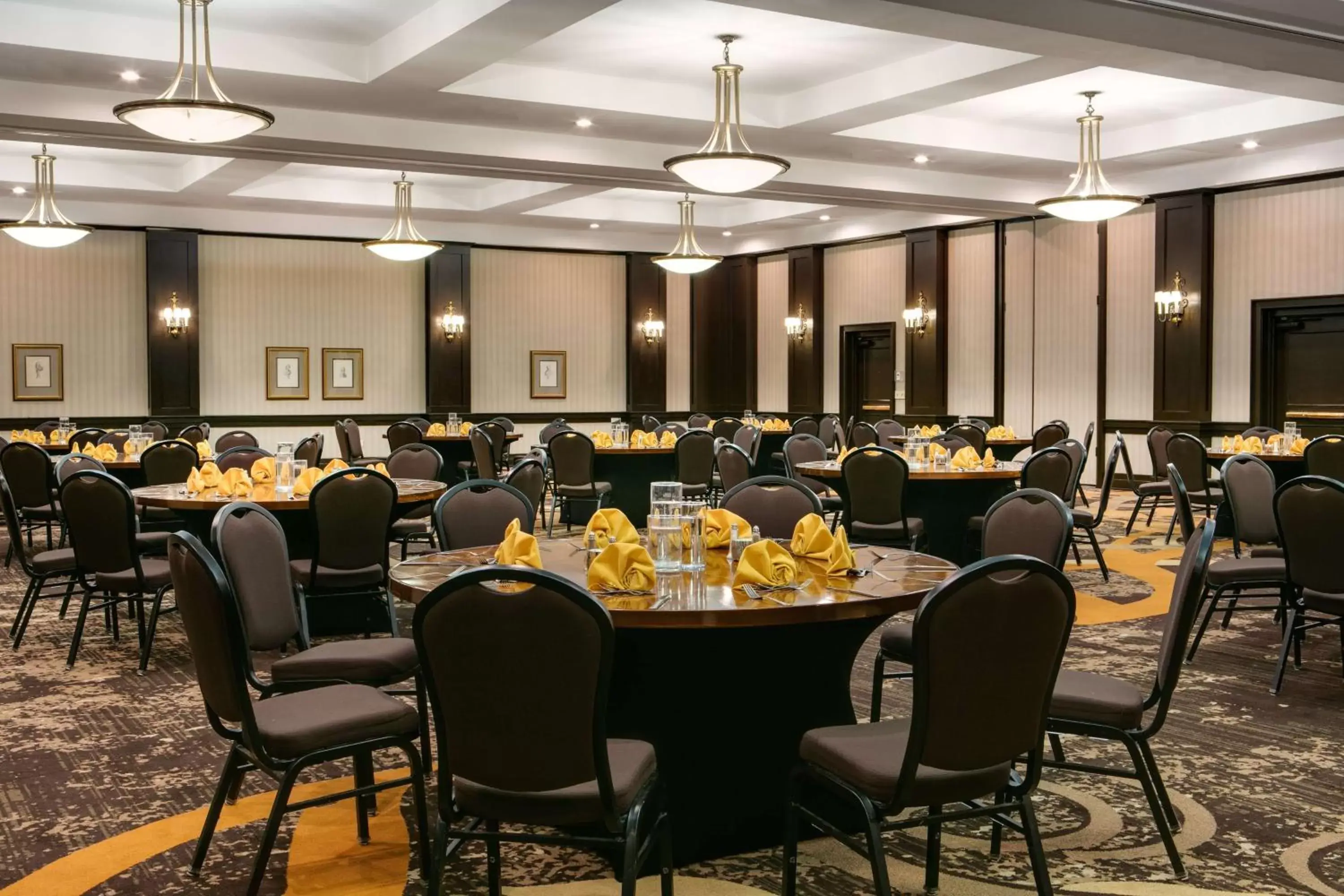 Meeting/conference room, Restaurant/Places to Eat in DoubleTree by Hilton Dallas Market Center