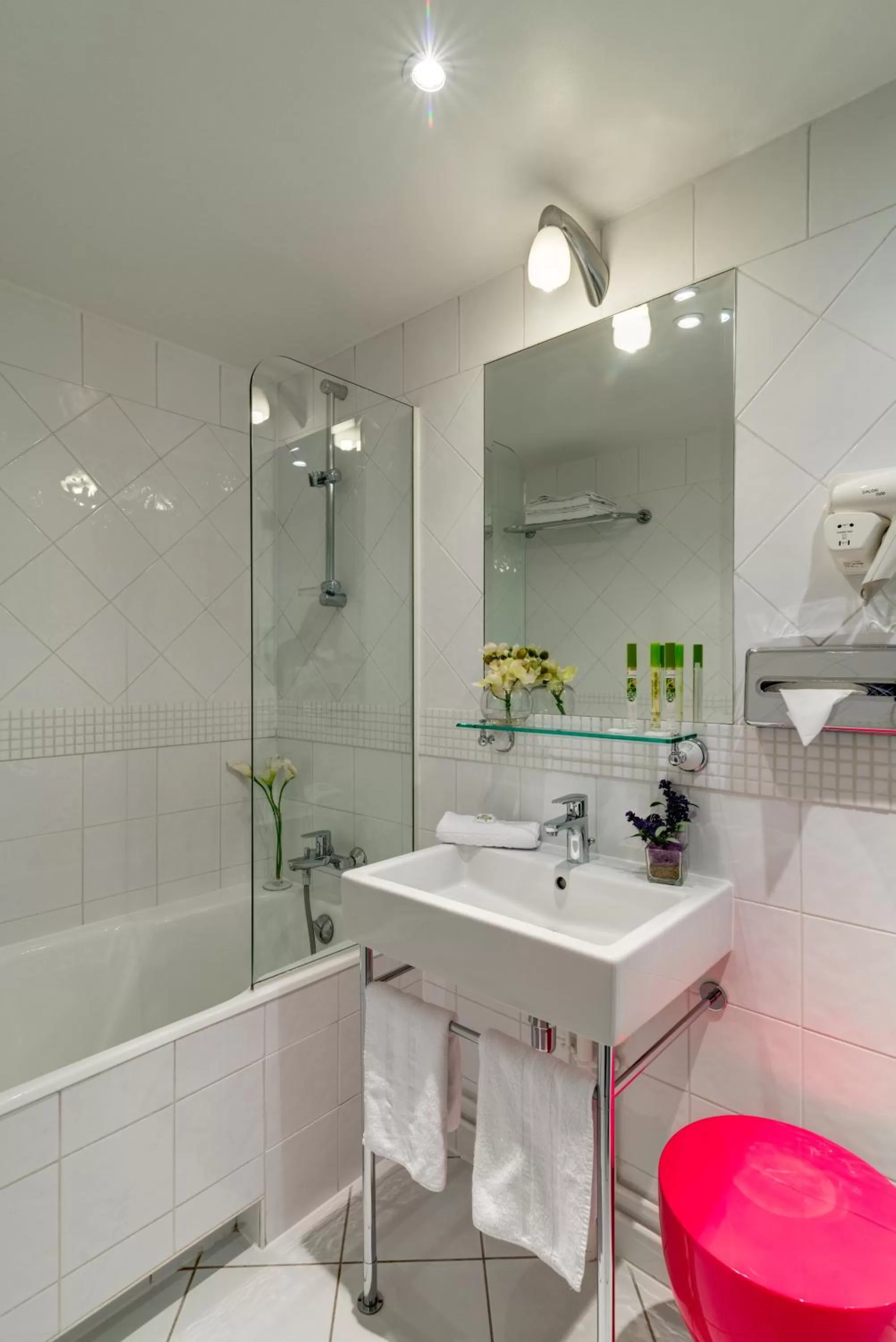 Bathroom in Hotel Lorette - Astotel