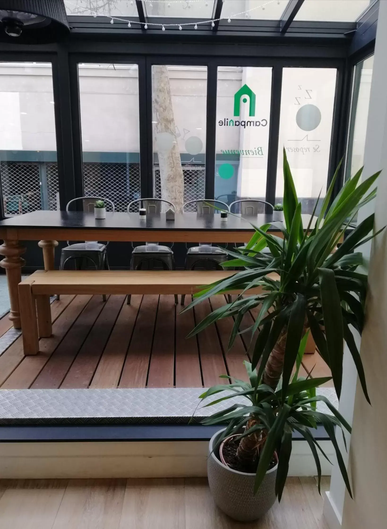 Lounge or bar in CAMPANILE PARIS - Clichy Centre Lounge or bar in CAMPANILE PARIS - Clichy Centre