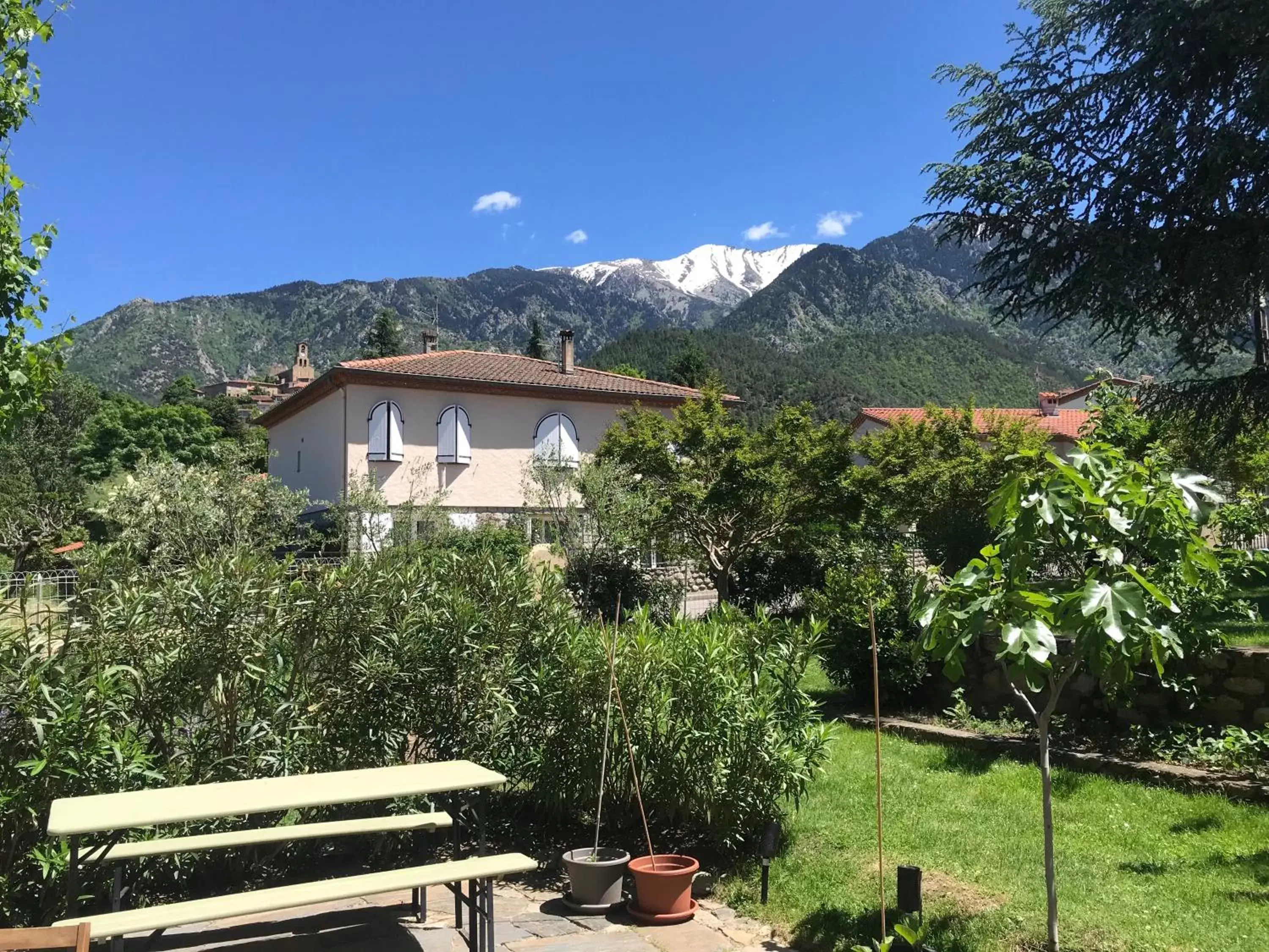 Garden, Property Building in La Perle des Montagnes - Bed and breakfast