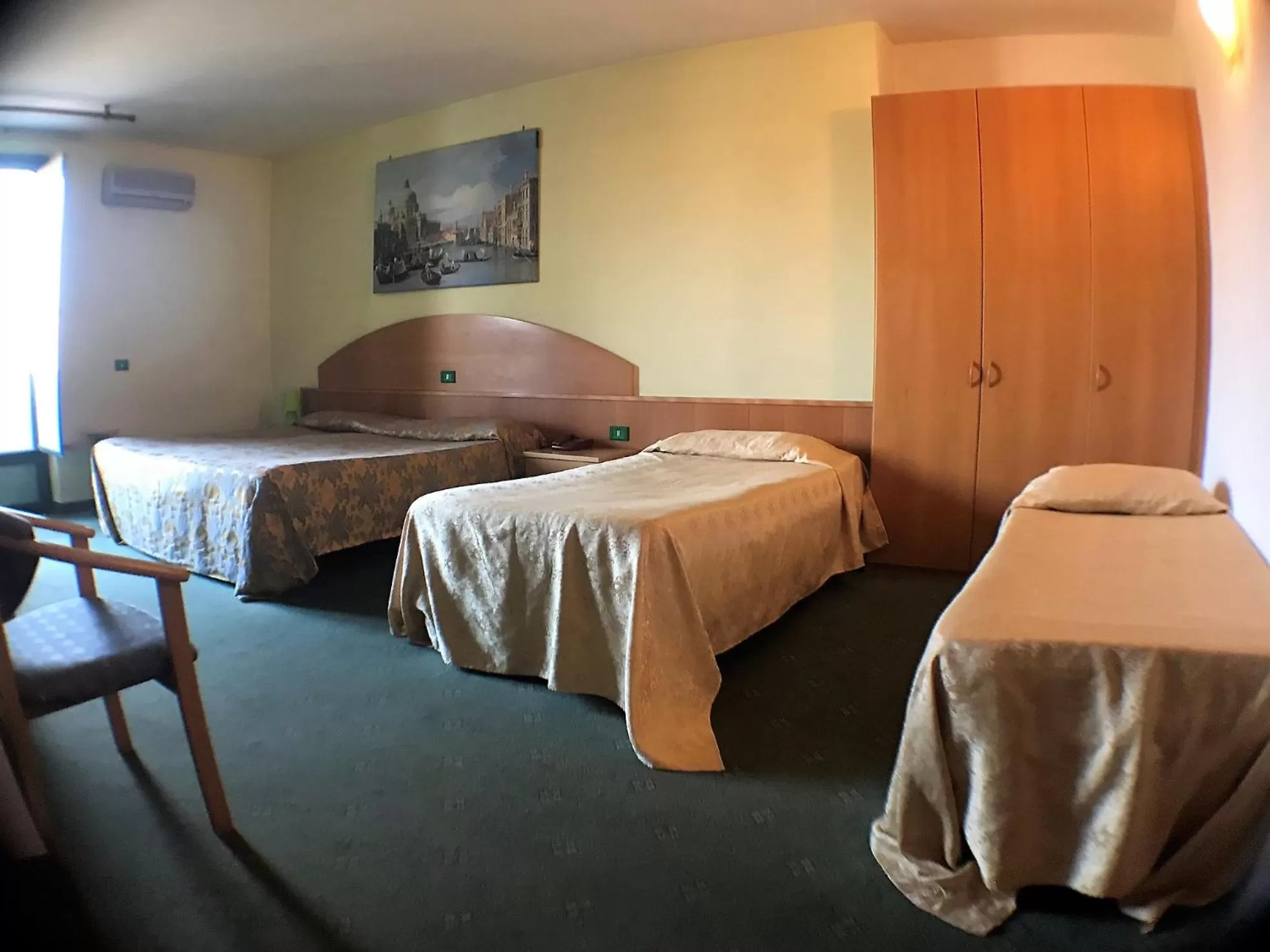 Photo of the whole room in Ascot Lodging