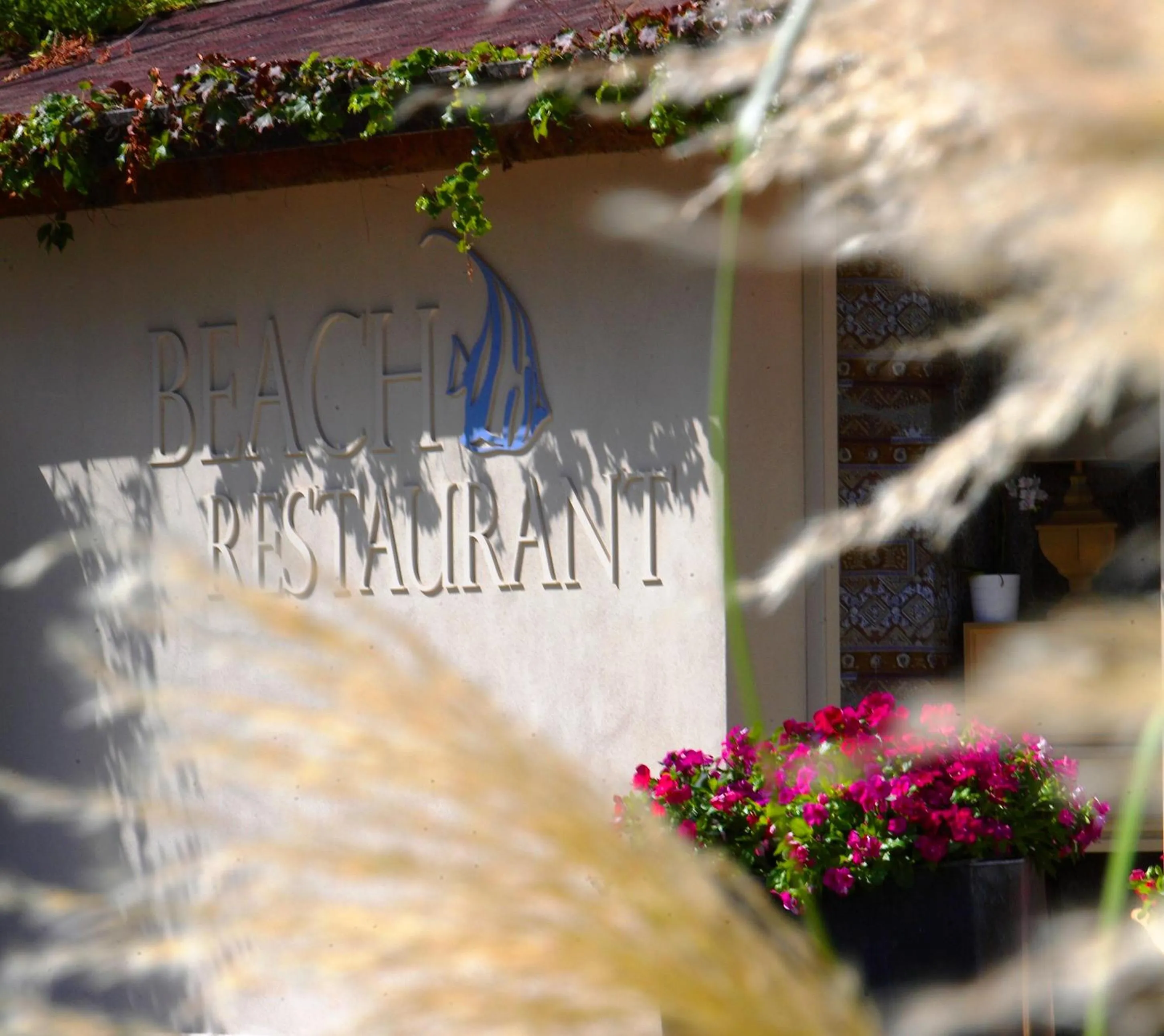 Restaurant/places to eat in Hotel Caparena