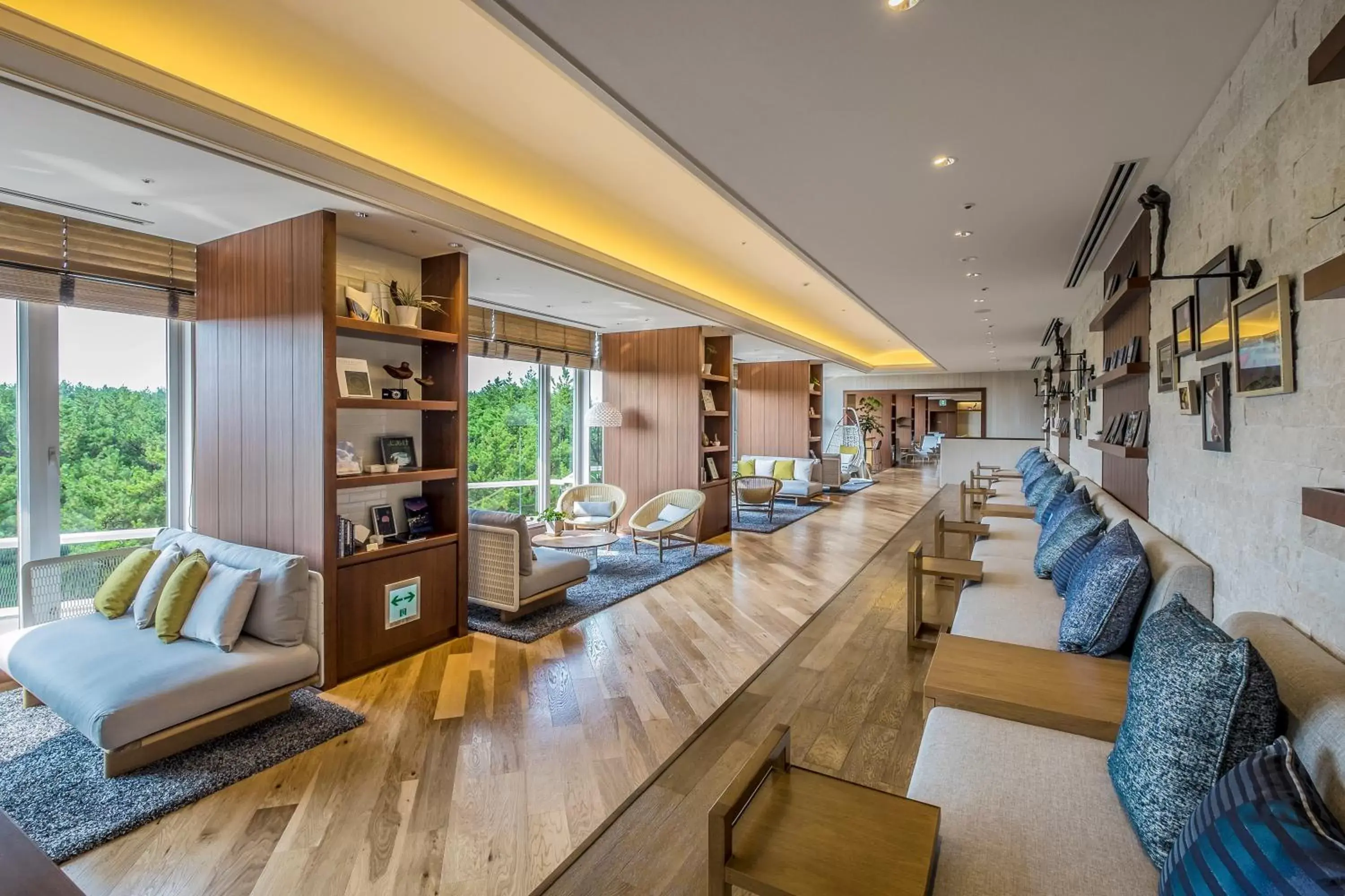 Communal lounge/ TV room, Lounge/Bar in Sheraton Grande Ocean Resort