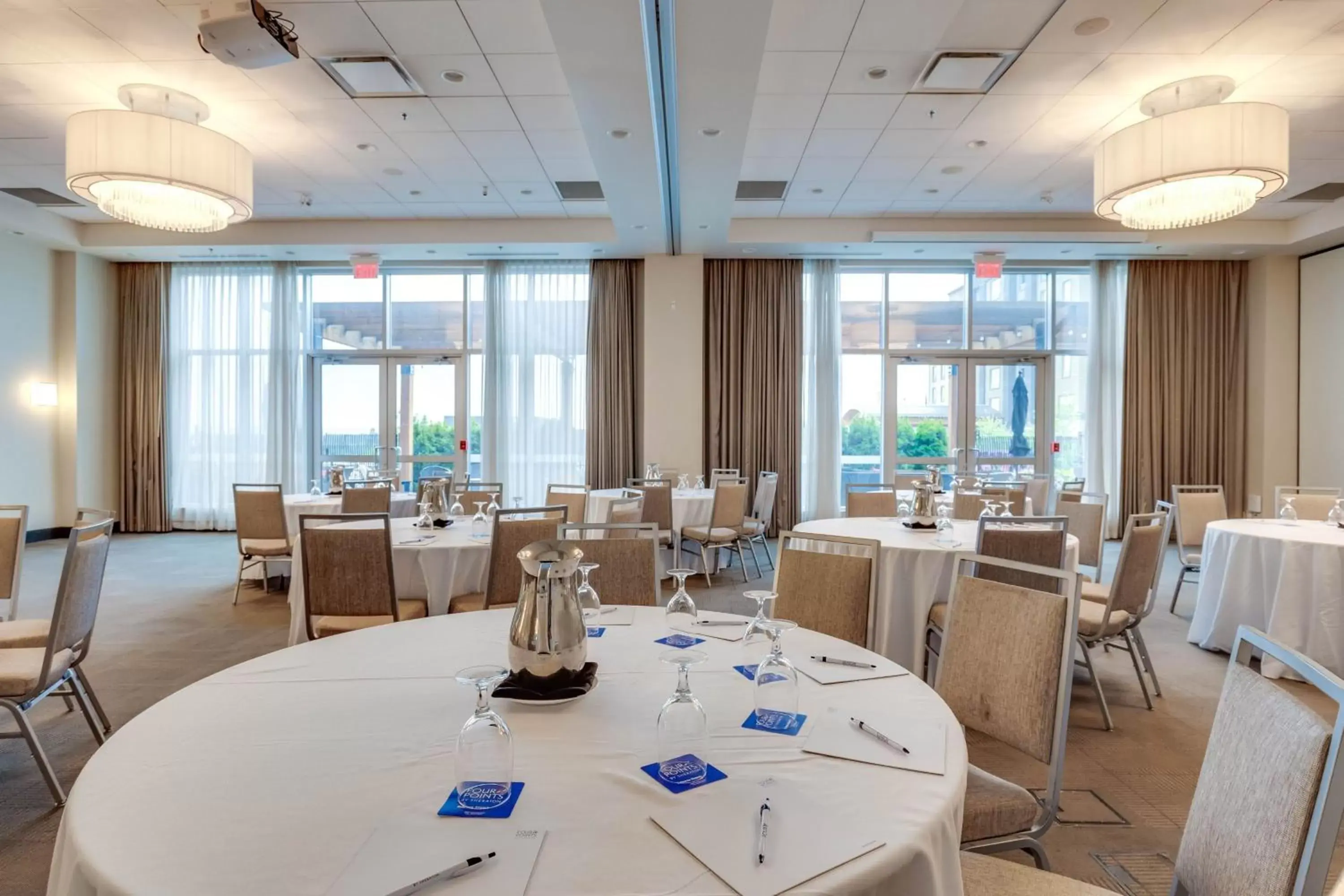 Meeting/conference room, Restaurant/Places to Eat in Four Points by Sheraton Kelowna Airport