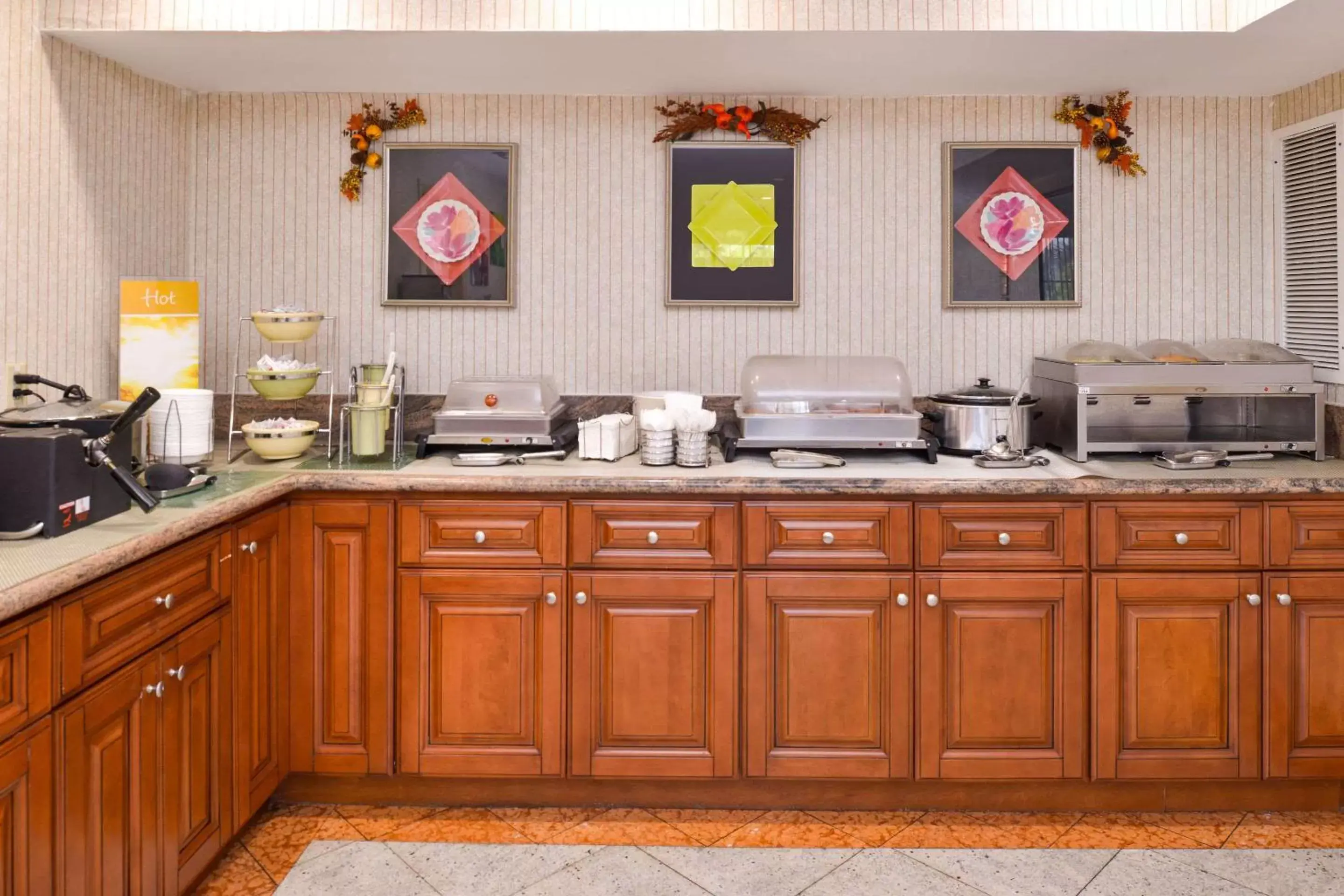 Restaurant/places to eat, Kitchen/Kitchenette in Quality Inn & Suites Walnut - City of Industry