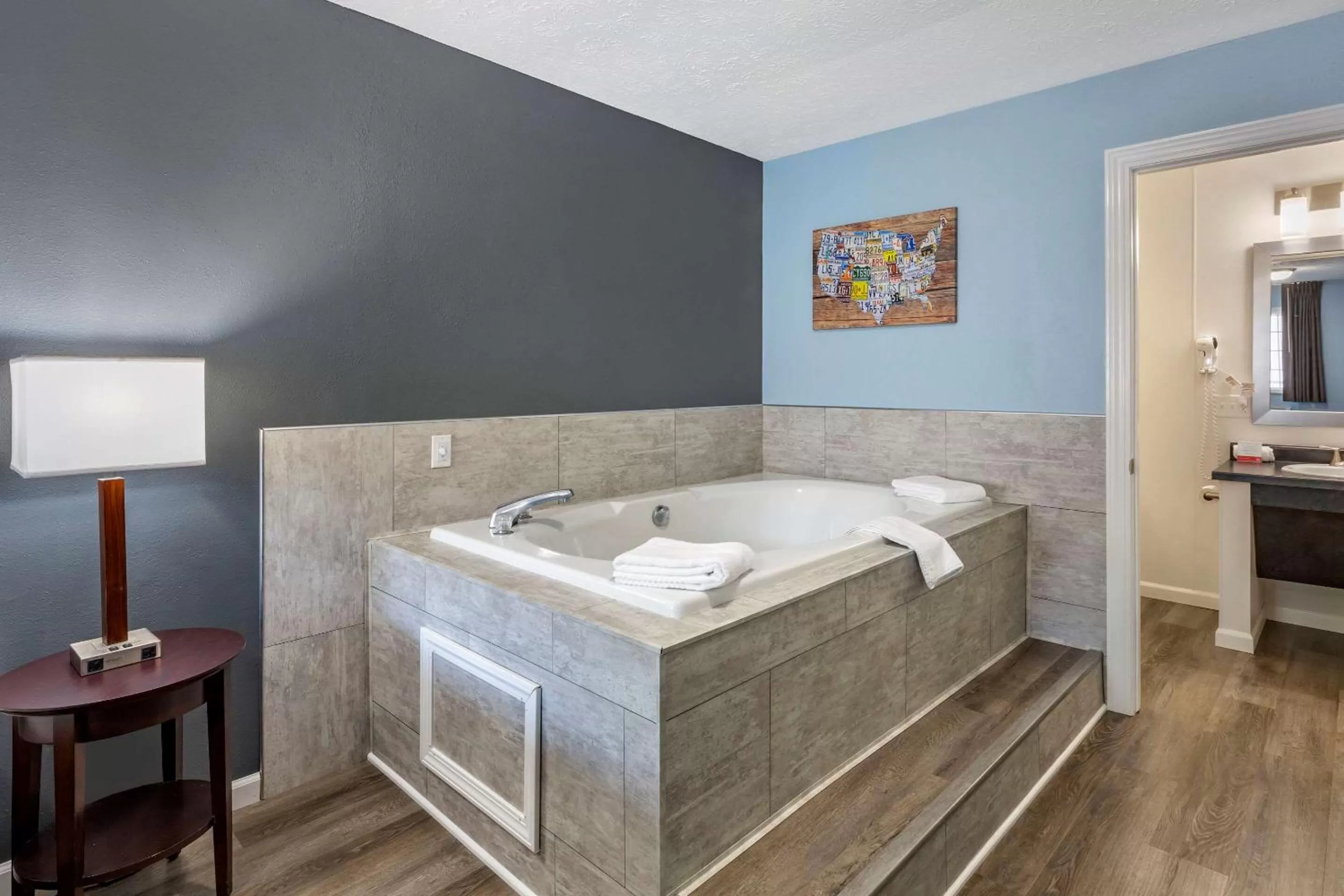 Photo of the whole room, Bed in Econo Lodge Inn & Suites Sandusky South