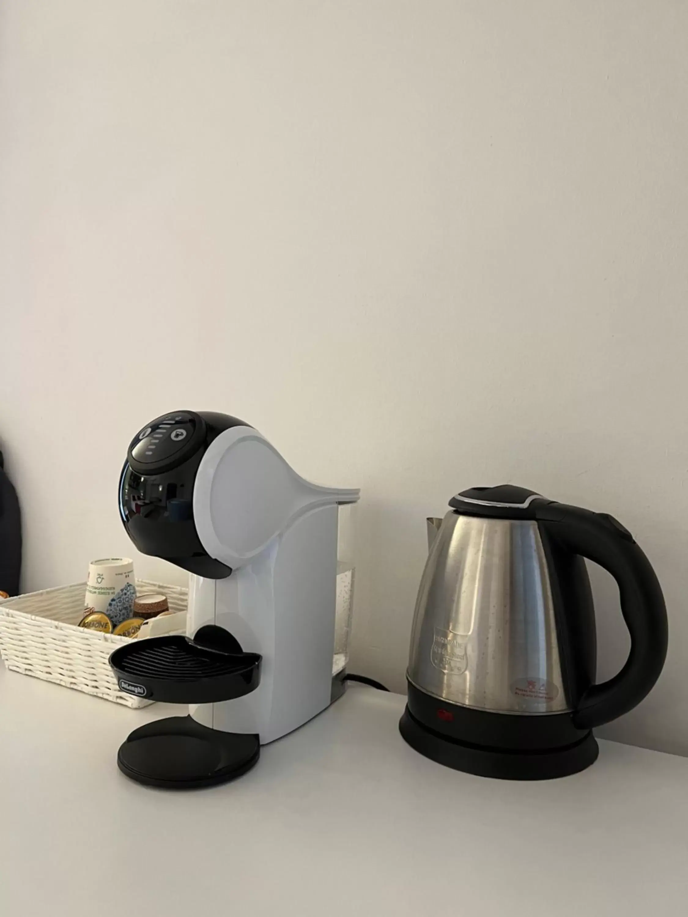 Coffee/tea facilities in CANTU' SUITE