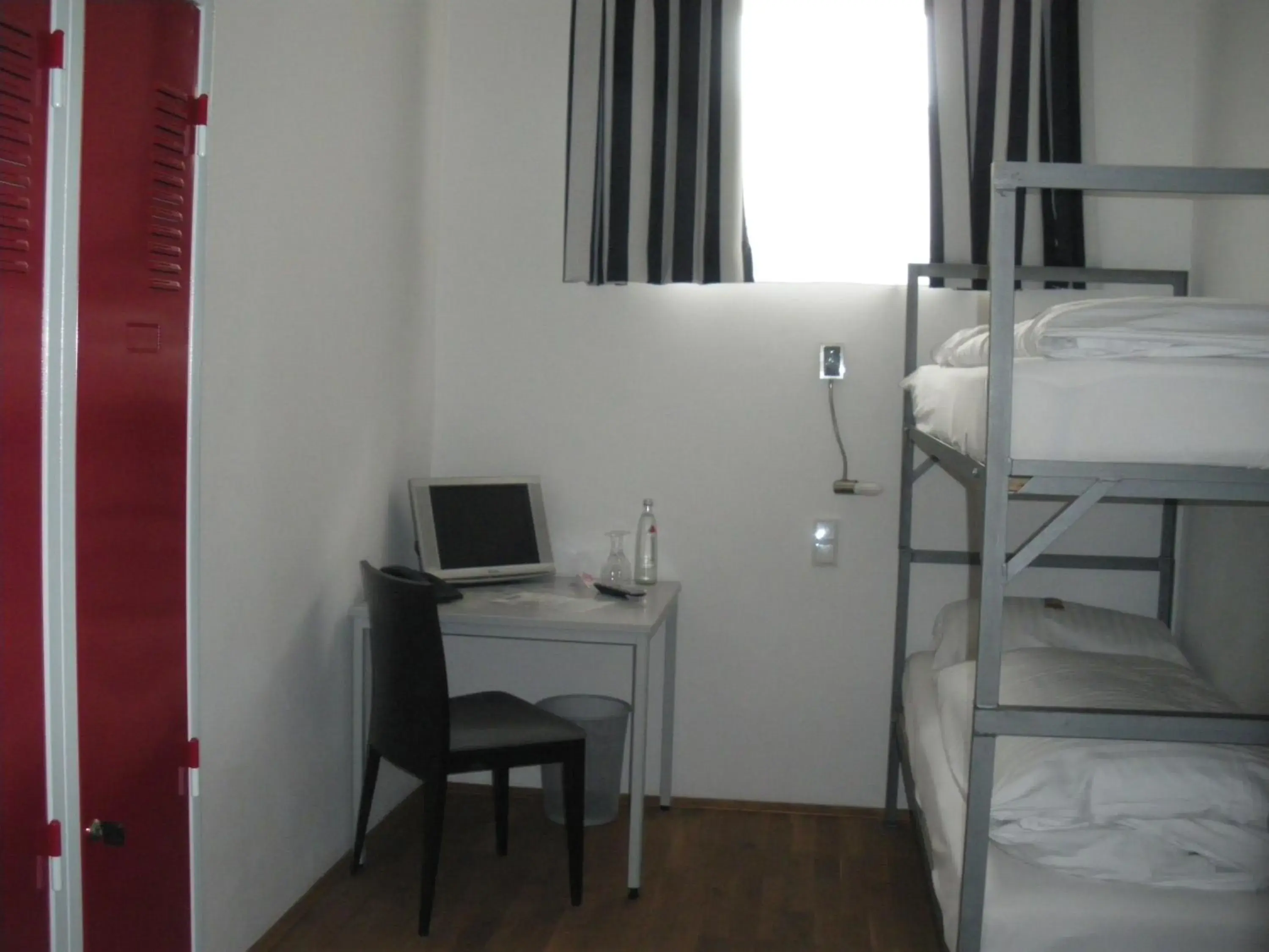 Photo of the whole room, Bunk Bed in ALCATRAZ Hotel am Japanischen Garten