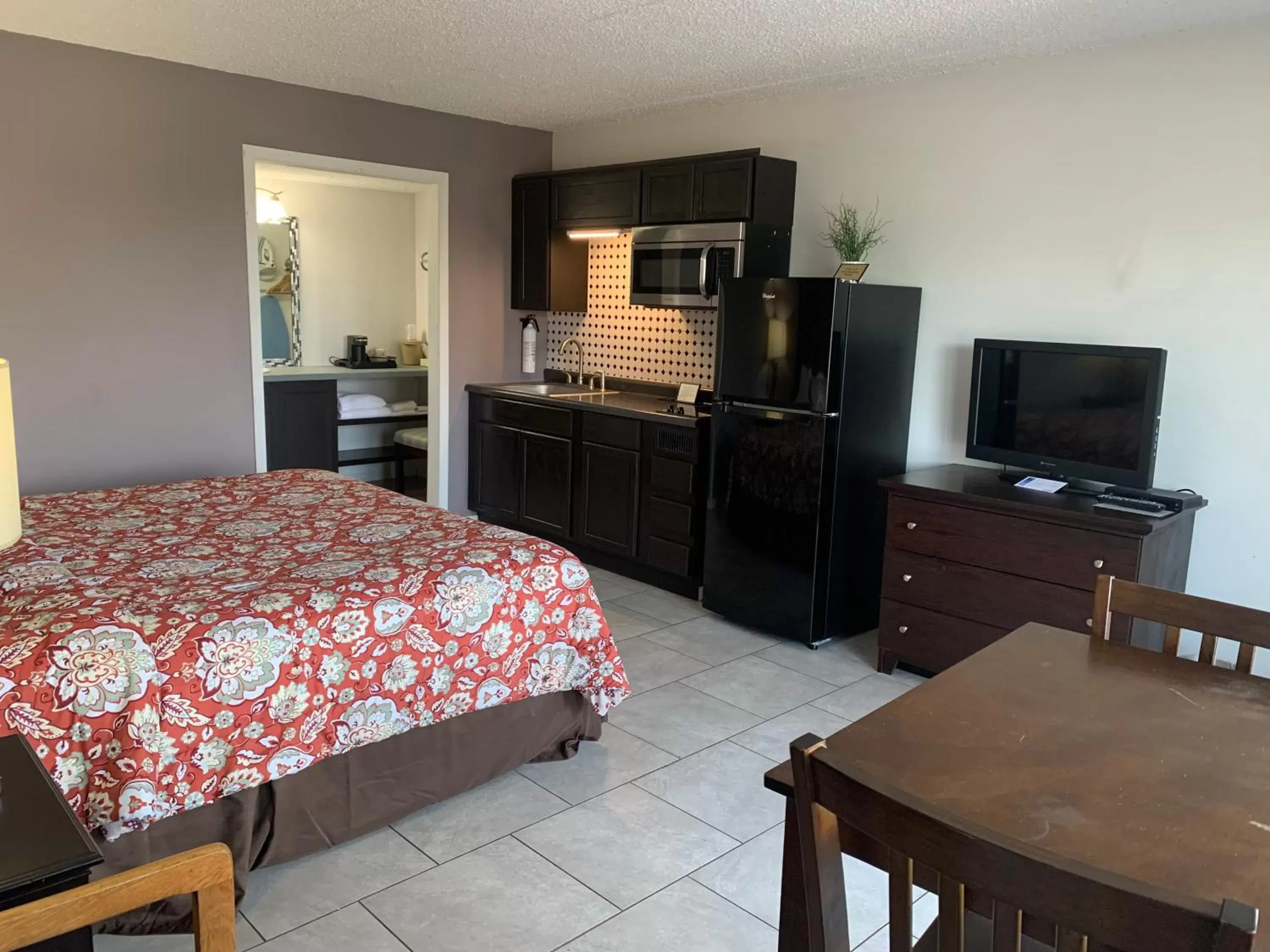 Photo of the whole room, TV/Entertainment Center in Geneva Wells Motel