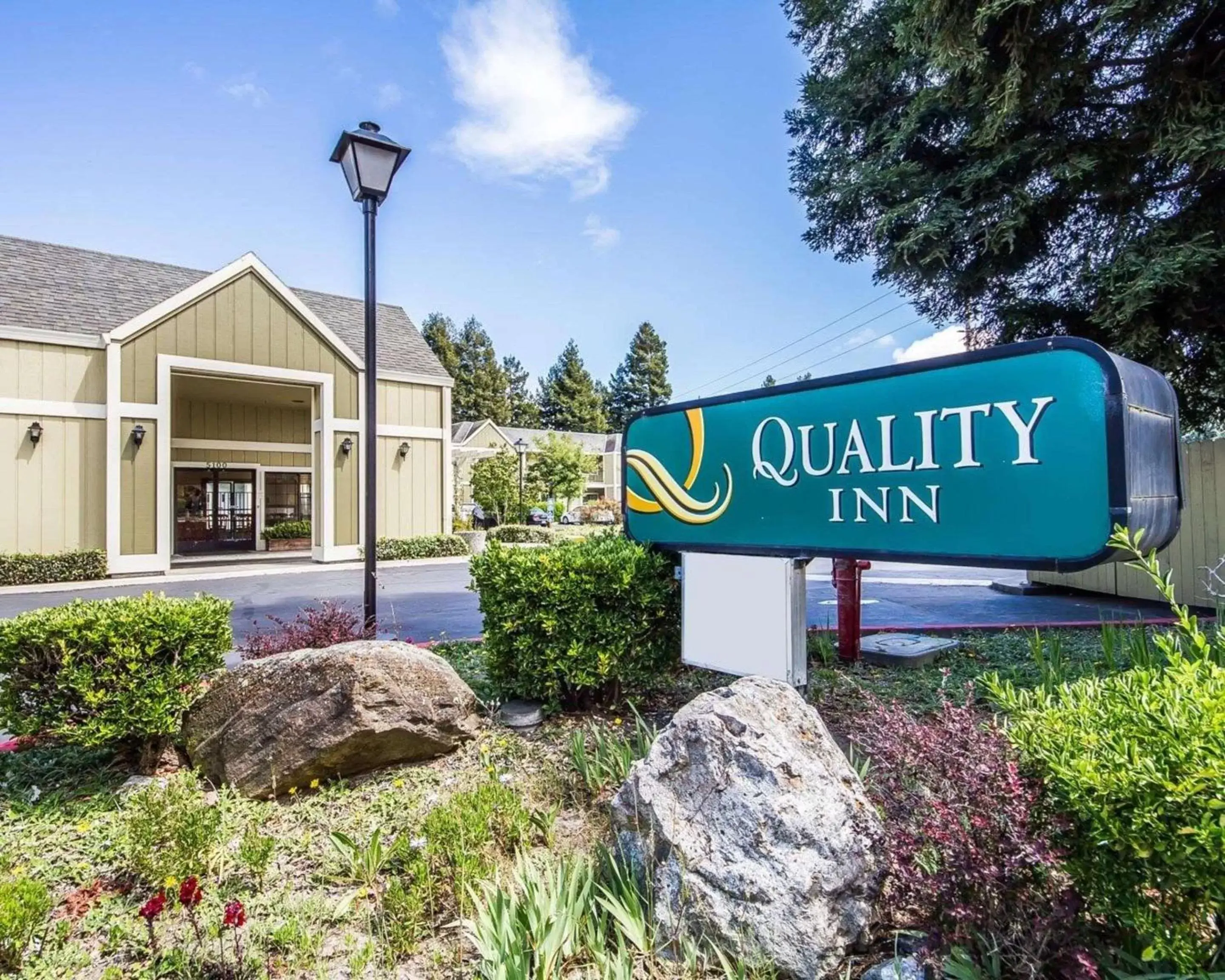 Property building in Quality Inn Petaluma