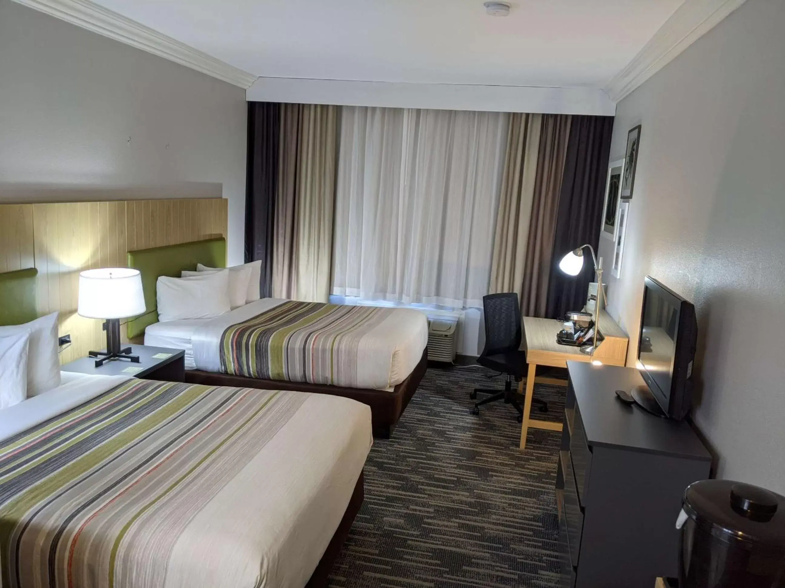 Photo of the whole room, Bed in Country Inn & Suites by Radisson, Nashville, TN