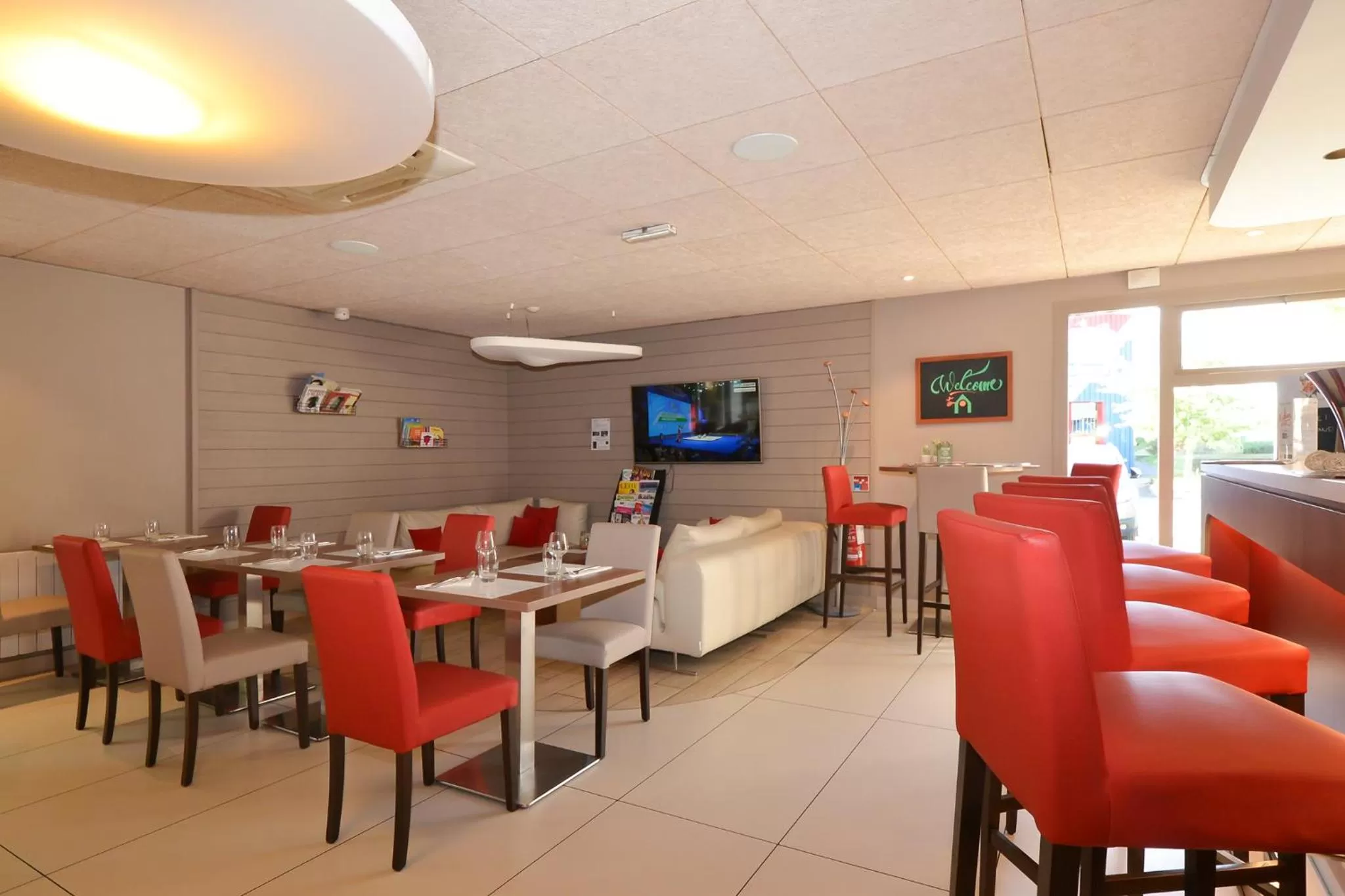 Communal lounge/ TV room in Campanile Reims Sud Bezannes